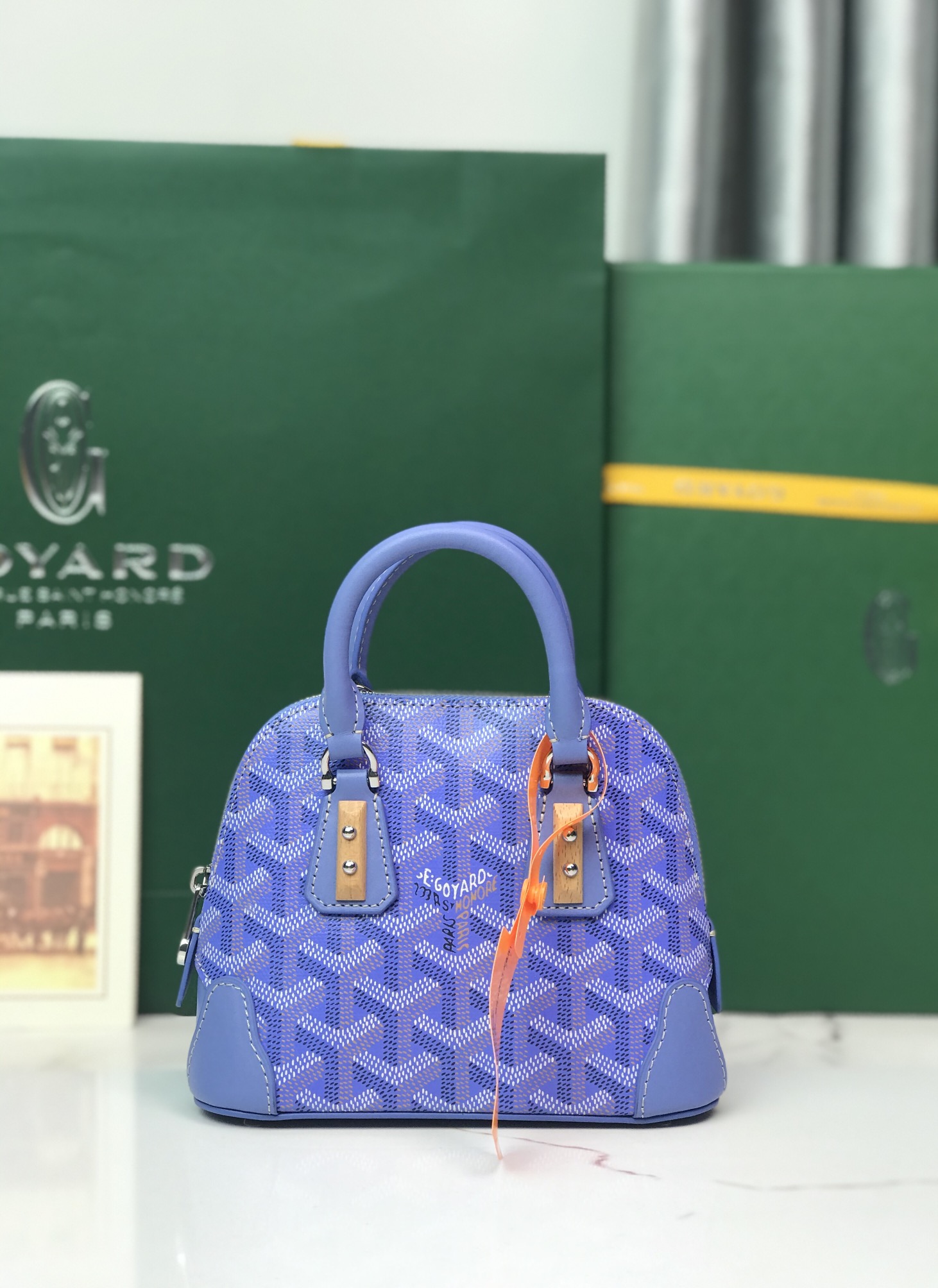 NO:768680,The special limited edition Vendome Nano shell bag inherits the brand's unique craftsmanship style and superb technology. The detachable shoulder strap, embedded wooden details, leather corners, large zipper, yellow lining and its unique shell shape are more modern and refined, showing the feminine and light posture of women. It can be carried on the shoulder. Size Size16*7*13* 020256, special grade Goya19860909特级 限量版Vendome Nano贝壳包 传承了品牌独一无二的工艺风格和精湛技术可拆卸肩带、嵌入式木质细节、皮革包角、大拉链、黄色衬里及其独特的贝壳形状,更具现代感和精致度,展现女性柔美与轻盈的姿态,肩背手拎 尺寸Size16*7*13* 020256,特级戈雅,Bag