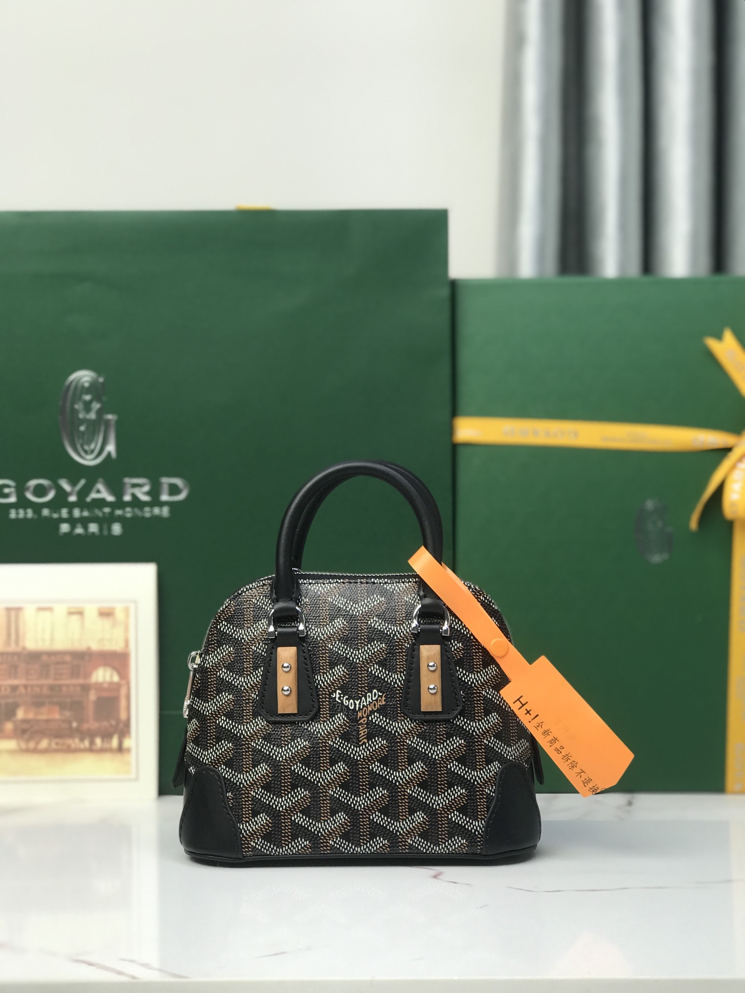 NO:768691,The premium Vendome Nano shell bag inherits the brand's unique craftsmanship style and superb technology. The detachable shoulder strap, embedded wooden details, leather corners, large zipper, yellow lining and its unique shell shape are more modern and sophisticated, showing the feminine and light posture of women. It can be carried on the shoulder or by the hand. Size Size16*7*13 020256, premium Goya19860909特级  Vendome Nano贝壳包 传承了品牌独一无二的工艺风格和精湛技术可拆卸肩带、嵌入式木质细节、皮革包角、大拉链、黄色衬里及其独特的贝壳形状,更具现代感和精致度,展现女性柔美与轻盈的姿态,肩背手拎 尺寸Size16*7*13 020256,特级戈雅,Bag