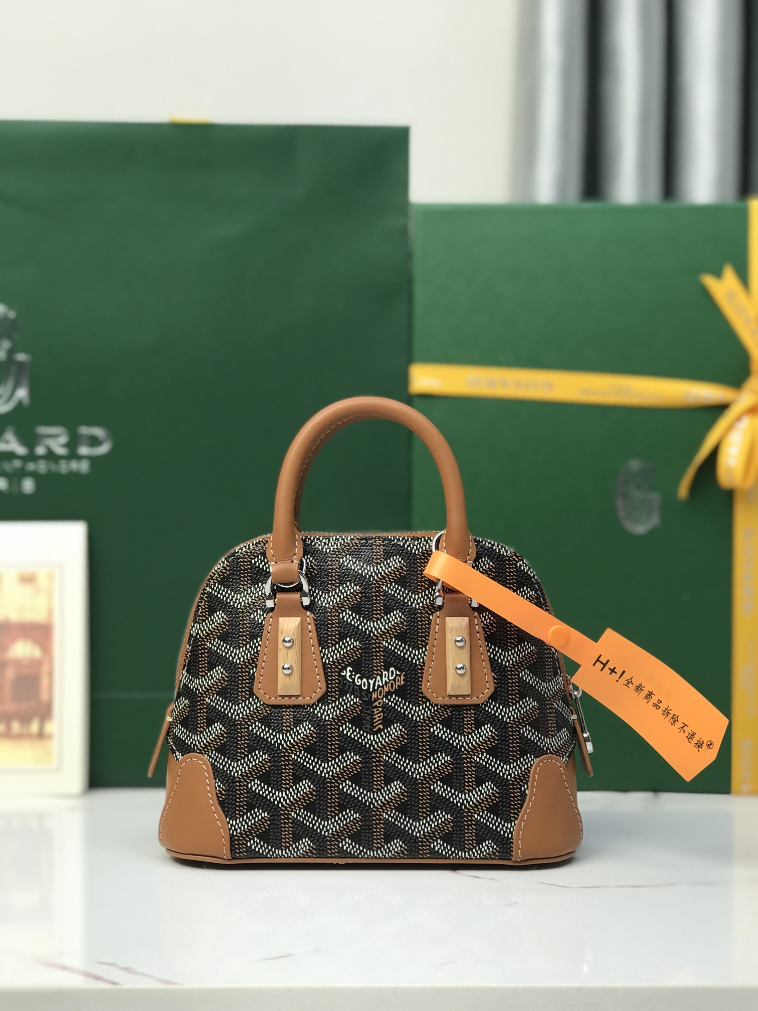 NO:768704,The premium Vendome Nano shell bag inherits the brand's unique craftsmanship style and superb technology. The detachable shoulder strap, embedded wooden details, leather corners, large zipper, yellow lining and its unique shell shape are more modern and sophisticated, showing the feminine and light posture of women. It can be carried on the shoulder or by the hand. Size Size16*7*13 020256, premium Goya19860909特级 Vendome Nano贝壳包 传承了品牌独一无二的工艺风格和精湛技术可拆卸肩带、嵌入式木质细节、皮革包角、大拉链、黄色衬里及其独特的贝壳形状,更具现代感和精致度,展现女性柔美与轻盈的姿态,肩背手拎 尺寸Size16*7*13 020256,特级戈雅,Bag