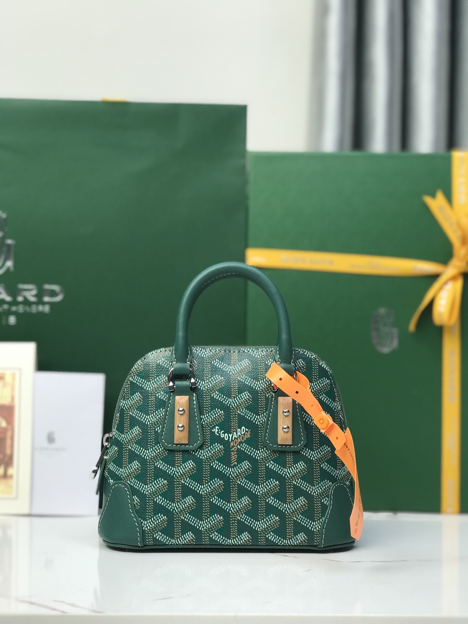 NO:768708,The premium Vendome Nano shell bag inherits the brand's unique craftsmanship style and superb technology. The detachable shoulder strap, embedded wooden details, leather corners, large zipper, yellow lining and its unique shell shape are more modern and sophisticated, showing the feminine and light posture of women. It can be carried on the shoulder or by the hand. Size Size16*7*13 020256, premium Goya19860909特级 Vendome Nano贝壳包 传承了品牌独一无二的工艺风格和精湛技术可拆卸肩带、嵌入式木质细节、皮革包角、大拉链、黄色衬里及其独特的贝壳形状,更具现代感和精致度,展现女性柔美与轻盈的姿态,肩背手拎 尺寸Size16*7*13 020256,特级戈雅,Bag