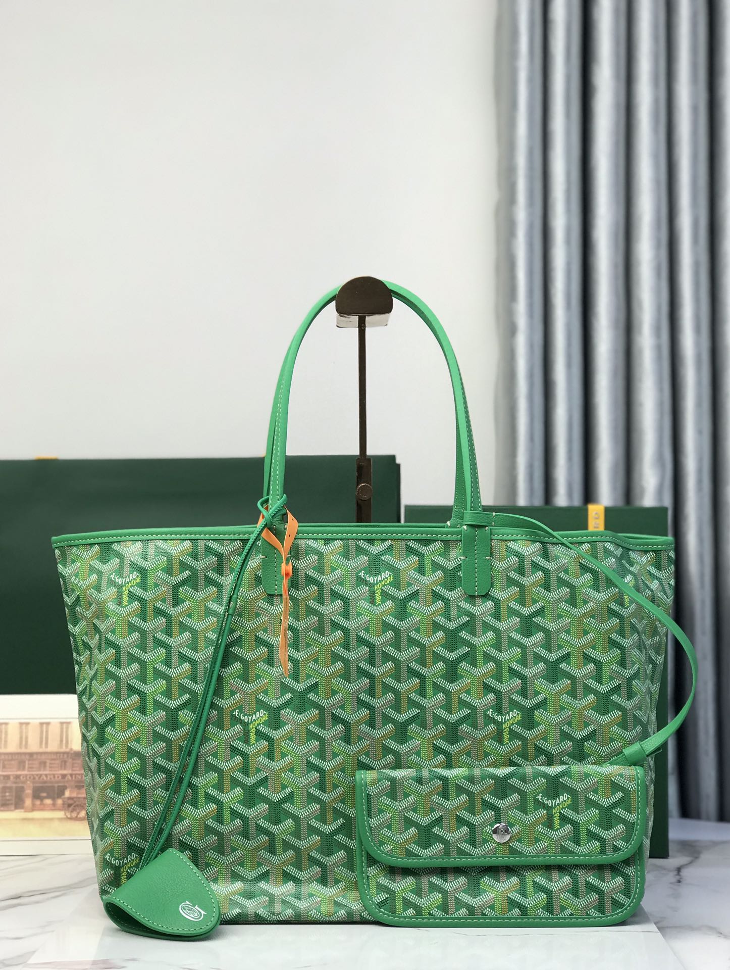 NO:772986,, exclusive background. This 2026 limited edition SAINT LOUIS small bag is made of limited edition four-season colorful canvas. It is inspired by the gorgeous tones of the four seasons and launched in four colors. The colorful GOYARDINE canvas replaces the conventional three-color design with a Y-shaped pattern in six colors. Whether it is refined and elegant or casual, low-key and restrained or eye-catching. SAINT  LOUIS large handbags can be perfectly adapted to various occasions. They are extremely light and can be used on both sides. They are equipped with a 'CROC' leather bag to ensure the safety of items and come with a removable inner bag. M size size34×15×28cm, bag opening 47cm 020184, Goya, Louis Vuitton, Saint Laurent19860909,独家背景 这款2026年限量版SAINT LOUIS小号包袋,参与限定四季炫彩帆布打造,灵感源自绚烂的四季色调从而推出四款配色.多彩GOYARDINE帆布以六种配色的Y字纹取代常规的三色设计.无论是精致优雅或休闲随性,低调内敛或夺目亮眼. SAINT LOUIS大号手袋都可以完美适配各种场合,轻盈至极还可以双面使用,配有“CROC”有皮革包夹确保物品安全,并附有可拆卸内袋. M尺寸size34×15×28cm,袋口47cm 020184,戈雅,louis vuitton,saint laurent,Bag