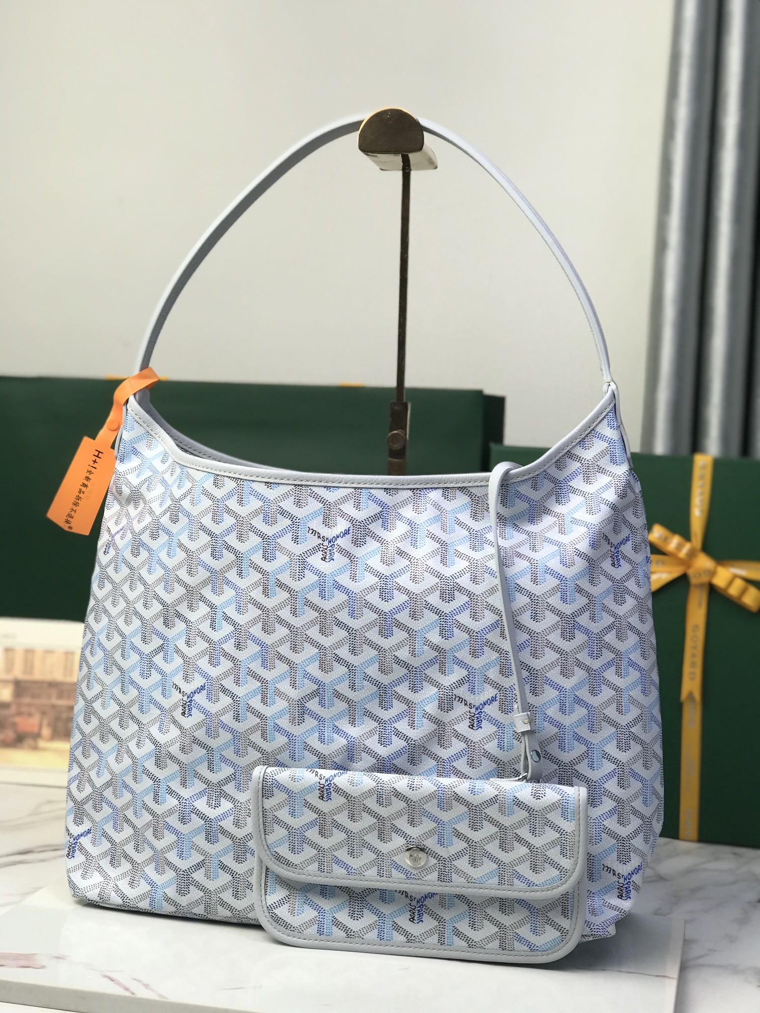 NO:768665,Special grade This 2026 limited edition HOBO BOHEME bag is made of the limited four-season colorful series GOYARDINE canvas. It is inspired by the gorgeous four-season tones and is available in four colors. The colorful GOYARDINE canvas replaces the conventional three-color design with a Y-shaped pattern in six colors. The HOBO BOHWME handbag has both capacity and casual temperament, and can easily accommodate daily items. Size Size 43*14*27 03, special grade Goya19860909特级 这款2026年限定版HOBO BOHEME包袋,采用限定四季炫彩系列GOYARDINE帆布打造,灵感源自绚烂的四季色调从而推出四款配色,多彩GOYARDINE帆布以六种配色的Y字纹取代常规的三色设计.HOBO BOHWME手袋兼具容量与随性气质,轻松容纳日常所需物品. 尺寸 Size43*14*27 03,特级戈雅,Bag