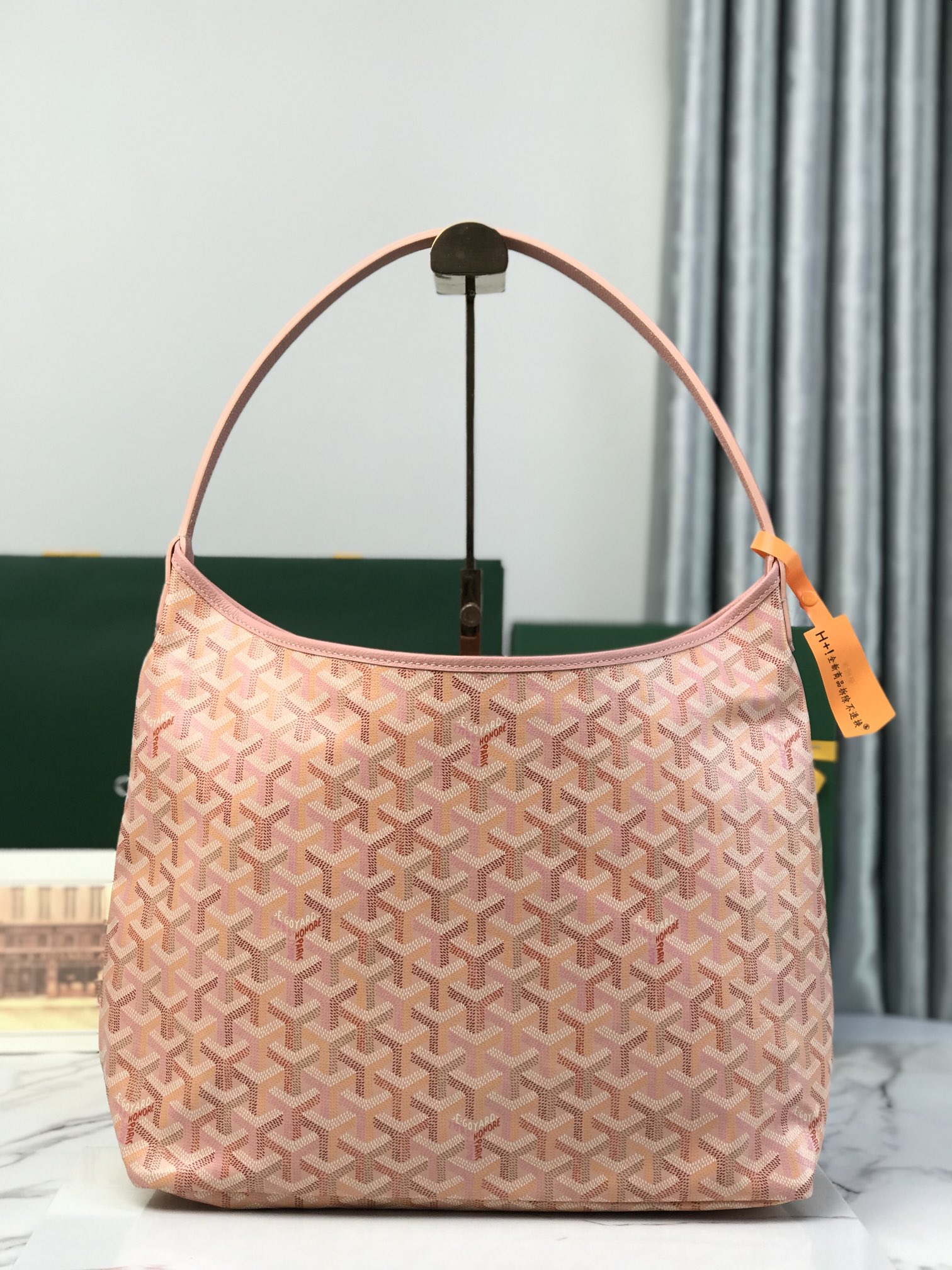 NO:772958,, exclusive background. This 2026 limited edition HOBO BOHEME bag is made of the limited four-season colorful series GOYARDINE canvas. Inspired by the gorgeous four-season tones, it is launched in four colors. The colorful GOYARDINE canvas replaces the conventional three-color design with a Y-shaped pattern in six colors. The HOBO BOHWME handbag has both capacity and casual temperament, and can easily accommodate daily items. Size Size43*14*27 03, Goya19860909,独家背景 这款2026年限定版HOBO BOHEME包袋,采用限定四季炫彩系列GOYARDINE帆布打造,灵感源自绚烂的四季色调从而推出四款配色,多彩GOYARDINE帆布以六种配色的Y字纹取代常规的三色设计.HOBO BOHWME手袋兼具容量与随性气质,轻松容纳日常所需物品. 尺寸 Size43*14*27 03,戈雅,Bag