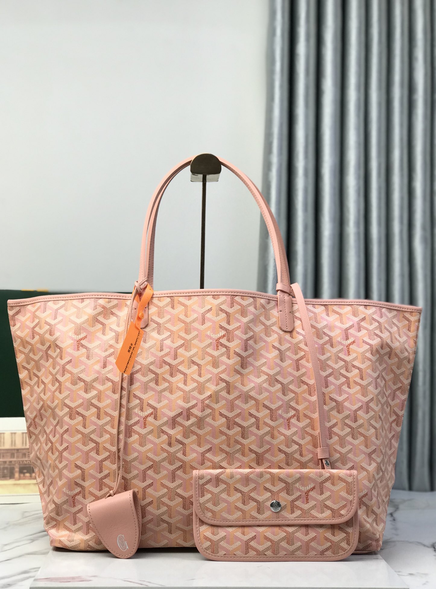 NO:772965,Authentic grade This 2026 limited edition SAINT LOUIS large bag is made of limited edition four-season colorful canvas. It is inspired by the gorgeous tones of the four seasons and launched in four colors. The colorful GOYARDINE canvas replaces the conventional three-color design with a Y-shaped pattern in six colors. Whether it is refined and elegant or casual, low-key and restrained or eye-catching. SAINT  LOUIS small handbags can be perfectly adapted to various occasions. They are extremely light and can be used on both sides. They are equipped with a 'CROC' leather bag to ensure the safety of items and come with a removable inner bag. M size size 40×20×32cm, bag opening 57cm 020144, Goya, louis vuitton, saint laurent19860909正品级 这款2026年限量版SAINT LOUIS大号包袋,参与限定四季炫彩帆布打造,灵感源自绚烂的四季色调从而推出四款配色.多彩GOYARDINE帆布以六种配色的Y字纹取代常规的三色设计.无论是精致优雅或休闲随性,低调内敛或夺目亮眼. SAINT LOUIS小号手袋都可以完美适配各种场合,轻盈至极还可以双面使用,配有“CROC”有皮革包夹确保物品安全,并附有可拆卸内袋. M尺寸size40×20×32cm,袋口57cm 020144,戈雅,louis vuitton,saint laurent,Bag