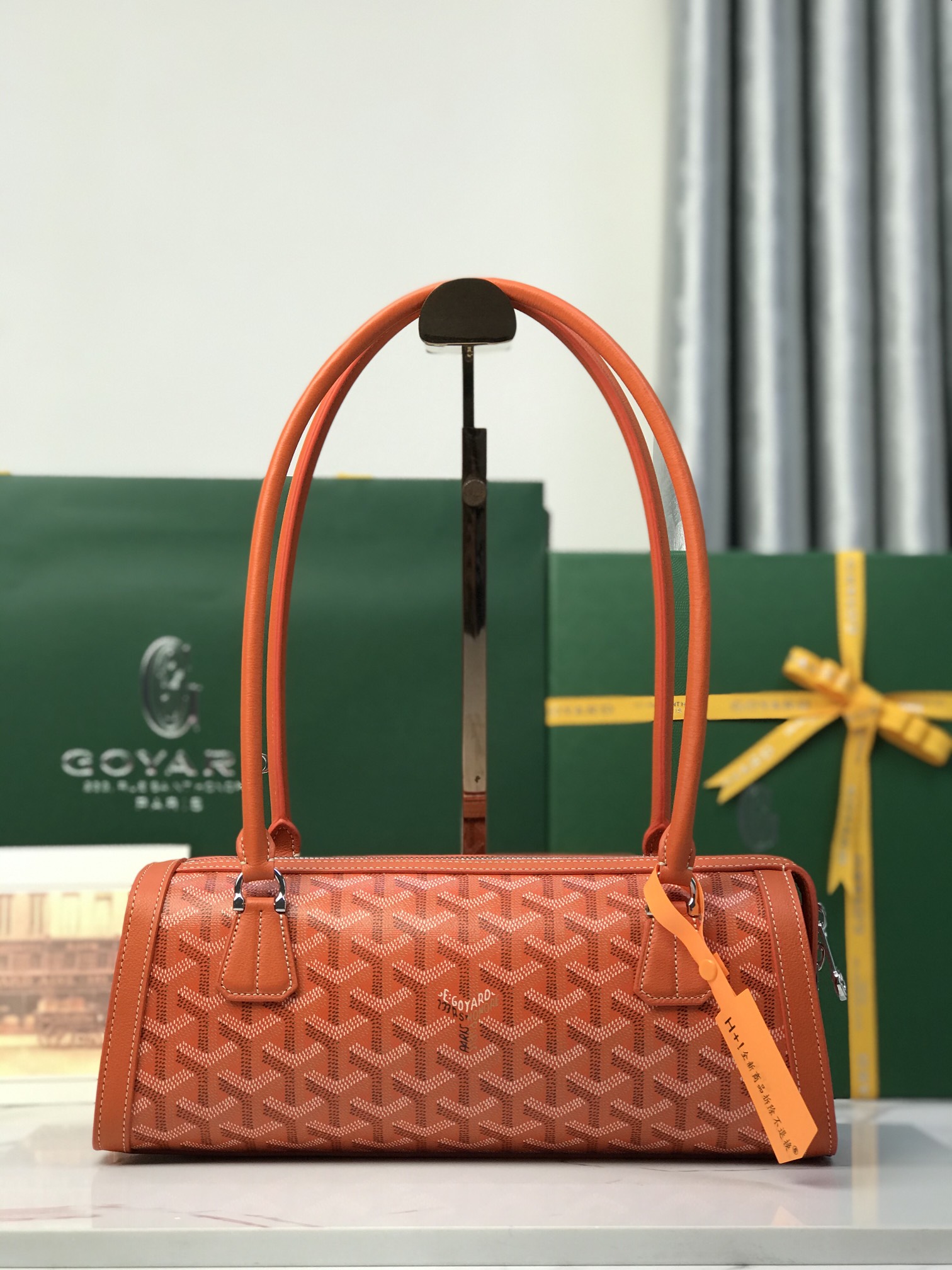 NO:773053,, Exclusive background The BONBONNIERE bag is both low-key and flamboyant. Its eye-catching trapezoidal silhouette and slender leather handles that fit your hand complement each other. It can be easily converted into a shoulder bag and can be carried horizontally or vertically. Size size 30×10.5×12cm 020259, Goya, backpacks19860909,独家背景 BONBONNIERE包袋兼具低调又张扬的特质,其醒目的梯形廓形与贴合手型的修长皮革提手相得益彰可轻松转换为肩背包使用,横竖两种背法皆宜. 尺寸size30×10.5×12cm 020259,戈雅,backpacks,Bag