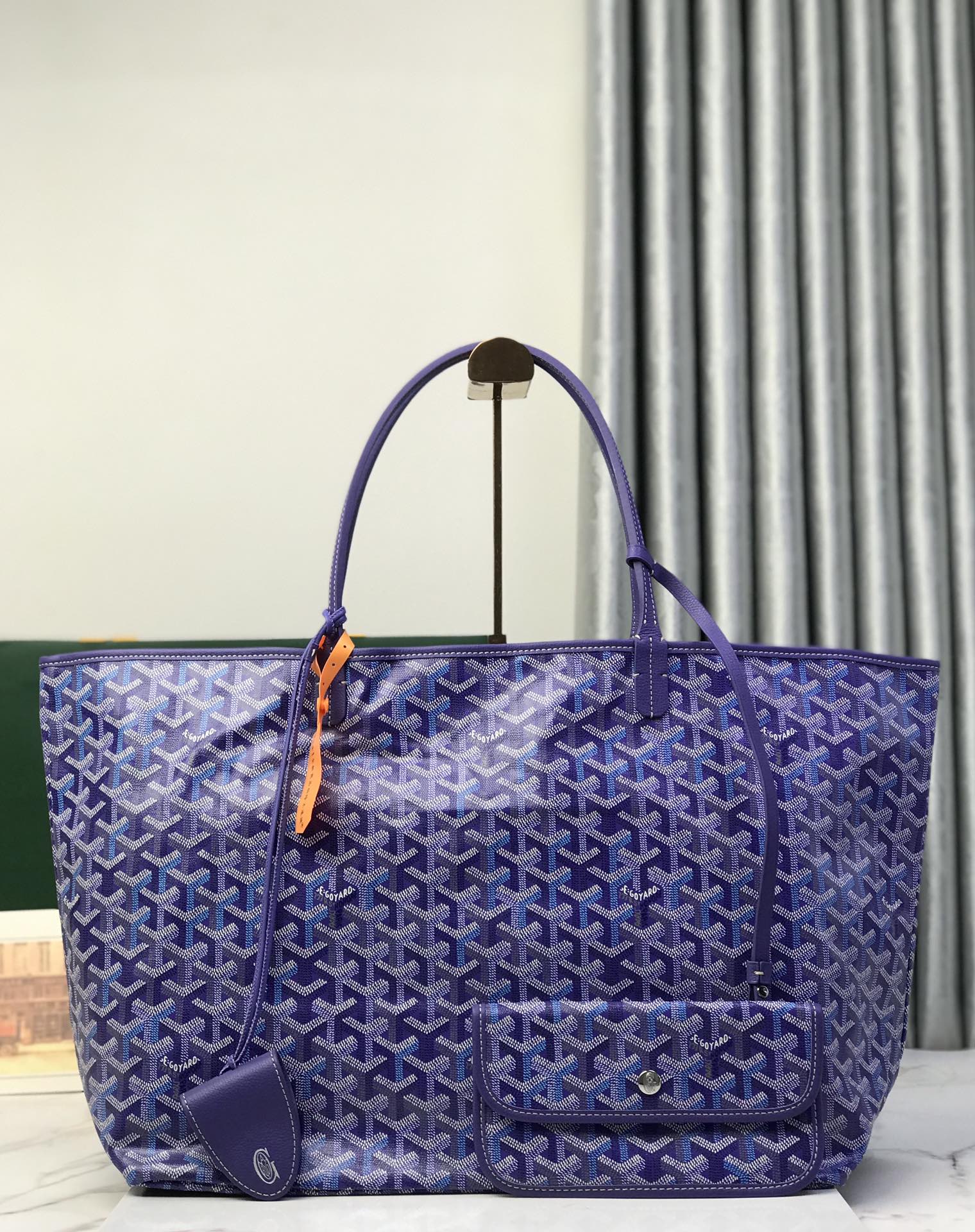 NO:773056,Authentic grade This 2026 limited edition SAINT LOUIS large bag is made of limited edition four-season colorful canvas. It is inspired by the gorgeous tones of the four seasons and launched in four colors. The colorful GOYARDINE canvas replaces the conventional three-color design with a Y-shaped pattern in six colors. Whether it is refined and elegant or casual, low-key and restrained or eye-catching. SAINT  LOUIS small handbags can be perfectly adapted to various occasions. They are extremely light and can be used on both sides. They are equipped with a 'CROC' leather bag to ensure the safety of items and come with a removable inner bag. M size size 40×20×32cm, bag opening 57cm 020144, Goya, louis vuitton, saint laurent19860909正品级 这款2026年限量版SAINT LOUIS大号包袋,参与限定四季炫彩帆布打造,灵感源自绚烂的四季色调从而推出四款配色.多彩GOYARDINE帆布以六种配色的Y字纹取代常规的三色设计.无论是精致优雅或休闲随性,低调内敛或夺目亮眼. SAINT LOUIS小号手袋都可以完美适配各种场合,轻盈至极还可以双面使用,配有“CROC”有皮革包夹确保物品安全,并附有可拆卸内袋. M尺寸size40×20×32cm,袋口57cm 020144,戈雅,louis vuitton,saint laurent,Bag