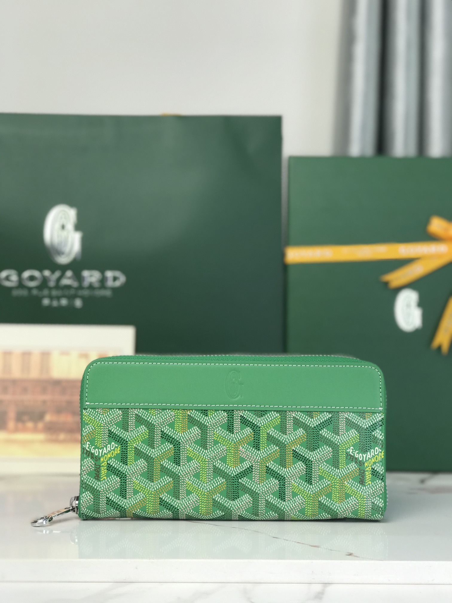 NO:813171,This 2O26 limited edition MATIGNON large wallet is made of limited-edition four-season colorful GOYARDINE canvas, inspired by the gorgeous four-season tones and launched in four colors. The colorful GOYARDINE canvas replaces the conventional three-color design with a Y-shaped pattern in six colors. The MATIGNON large wallet adopts a compact full-zipper design with multiple compartments inside. Size 20*11*2.3cm 020606, Goya wallet, wallets19860909这款2O26年限量版MATIGNON大号钱包,采用限定四季炫彩GOYARDINE帆布打造,灵感源自绚烂的四季色调从而推出四款配色.多彩GOYARDINE帆布以六种配色的Y字纹取代常规的三色设计.MATIGNON大号钱包采用紧凑的全拉链设计,内部设有多个隔层. 尺寸20*11*2.3cm 020606,戈雅钱包,wallets,Wallet purse