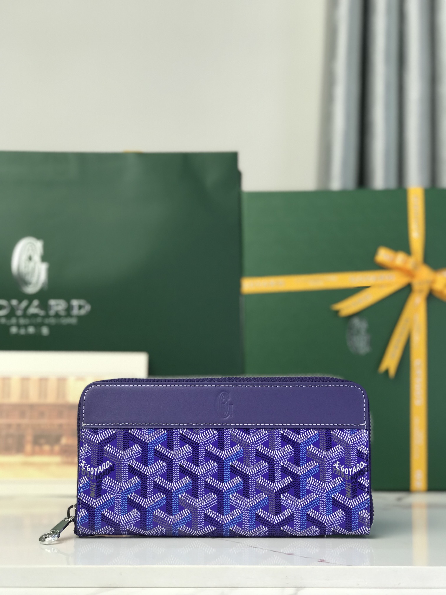 NO:812800,, Exclusive background This 2O26 limited edition MATIGNON large wallet is made of limited-edition colorful GOYARDINE canvas, inspired by the gorgeous four-season tones and launched in four colors. The colorful GOYARDINE canvas replaces the conventional three-color design with a Y-shaped pattern in six colors. The MATIGNON large wallet adopts a compact full-zipper design with multiple compartments inside. Size 20*11*2.3cm 020606, Goya, wallets19860909,独家背景 这款2O26年限量版MATIGNON大号钱包,采用限定四季炫彩GOYARDINE帆布打造,灵感源自绚烂的四季色调从而推出四款配色.多彩GOYARDINE帆布以六种配色的Y字纹取代常规的三色设计.MATIGNON大号钱包采用紧凑的全拉链设计,内部设有多个隔层. 尺寸20*11*2.3cm 020606,戈雅,wallets,Bag