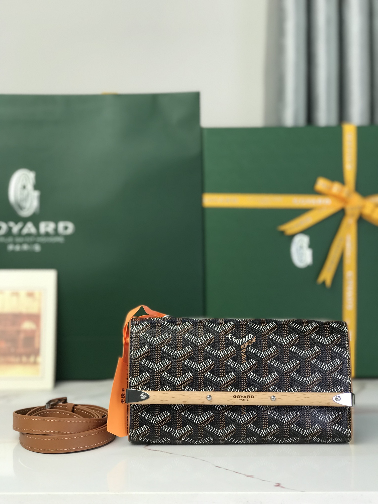 NO:813176,The MONTE-CARL mini clutch reinterprets some of GOYARD's iconic luggage features, such as wooden slats, corner brackets and luggage rivets. It is designed as a clutch that can be worn on the belt through two leather loops, and can also be worn cross-body, on the shoulder, or carried by hand with a small shoulder strap. This product is suitable for mobile phones with a maximum size of 16.5*7.8 cm. Size Size19*3.3*10cm  07,Goya wallet,wallets,handbag19860909MONTE-CARL迷你手拿包再次诠释了一些GOYARD标志性行李箱的特征,例如木条、角托和行李箱的铆钉.它被设计为一款手拿包,可以通过两个皮革环而佩在腰带上,还可以搭配一条小号肩带斜跨、单肩、手提.此商品适用于最大尺寸为16.5*7.8厘米的手机. 尺寸Size19*3.3*10cm 07,戈雅钱包,wallets,handbag,Wallet purse