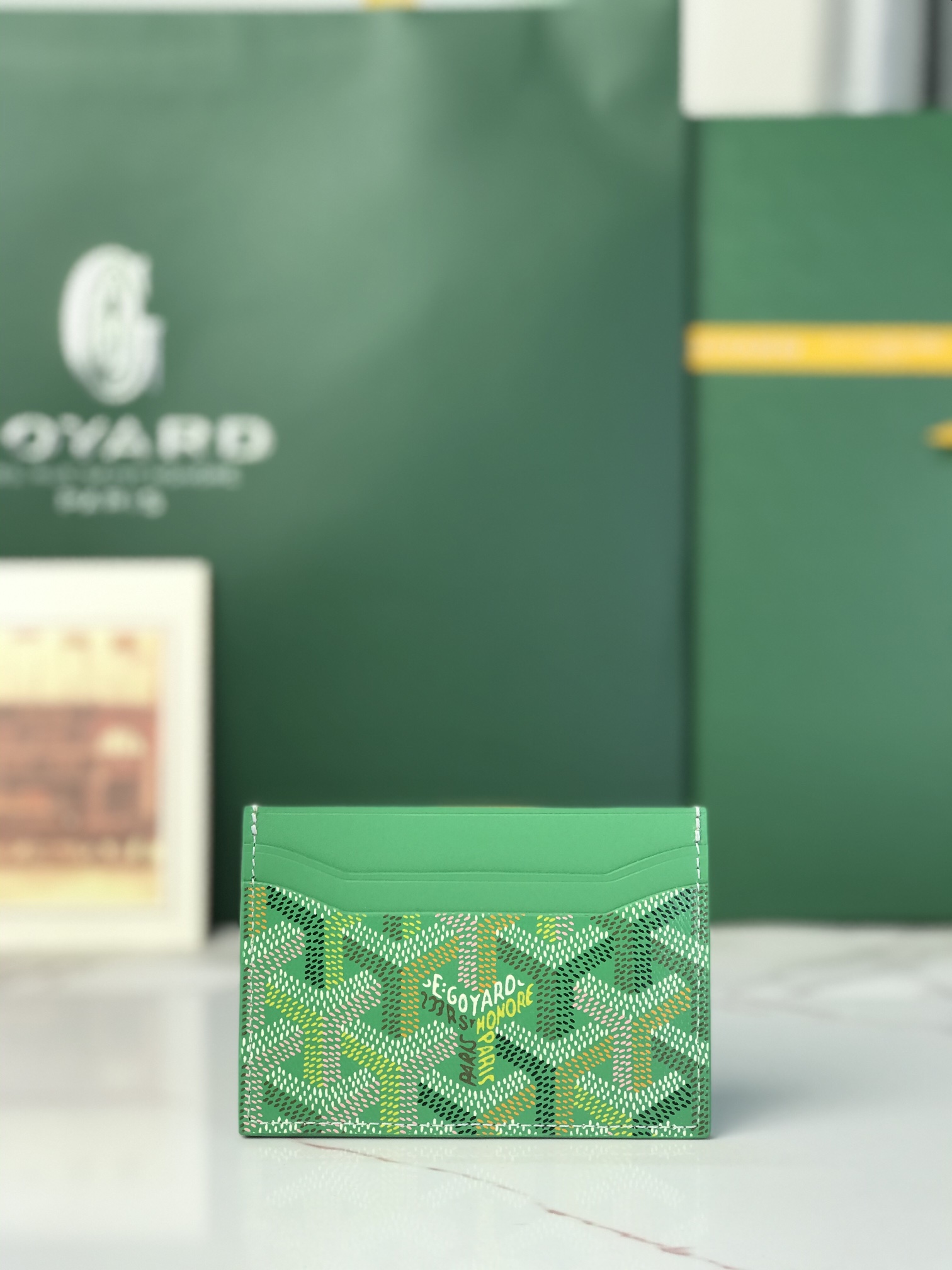 NO:812807,This 2O26 limited edition card holder is made of limited-edition colorful GOYARDINE canvas, inspired by the gorgeous tones of the four seasons and launched in four colors. The classic double-sided pocket card holder has a small and compact design with a total of 5 card slots. The middle pocket can store cards, documents or folded banknotes. The compact design is just suitable for putting in a jacket or pants pocket. Practical and lightweight, suitable for traveling lightly!  size10.5*7.3（cm） 020601,Goya,jackets & coats19860909这款2O26年限量版卡包,采用限定四季炫彩GOYARDINE帆布打造,灵感源自绚烂的四季色调从而推出四款配色.经典双面插袋卡夹,设计小巧紧凑,共有5个插卡位置,其中部口袋可存放卡片、证件或折叠的纸钞.袖珍小巧的设计正好适合放入夹克或裤子口袋.实用轻便,适合轻装出行！ size10.5*7.3（cm） 020601,戈雅,jackets & coats,Bag