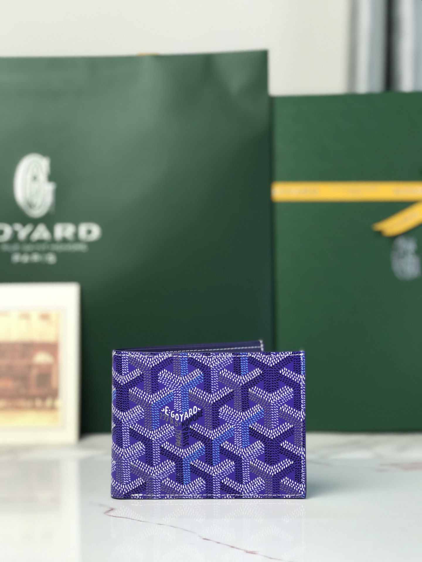 NO:812819,, exclusive background. This 2O26 limited edition card bag is made of limited-edition four-season colorful GOYARDINE canvas. It is inspired by the gorgeous tones of the four seasons and launched in four colors. The Goyard 8-slot card wallet has a perfect texture and can hold about 8-10 cards. It can hold cash, is thin and does not stand up, is classic, practical and attractive!  If you want to create a short clip with a feeling that is different from others and has a deep taste, it must be him!  size11*9（cm） 020603,Goya,wallets19860909,独家背景 这款2O26年限量版卡包,采用限定四季炫彩GOYARDINE帆布打造,灵感源自绚烂的四季色调从而推出四款配色.Goyard8格卡位钱包 质感直接拉到满分里面可放8-10张卡左右, 放现金,薄身不站位置,经典实用又耐看！ 短夹想要拿出与别人不同且拥有深度品味的感觉,非他莫属！ size11*9（cm） 020603,戈雅,wallets,Bag