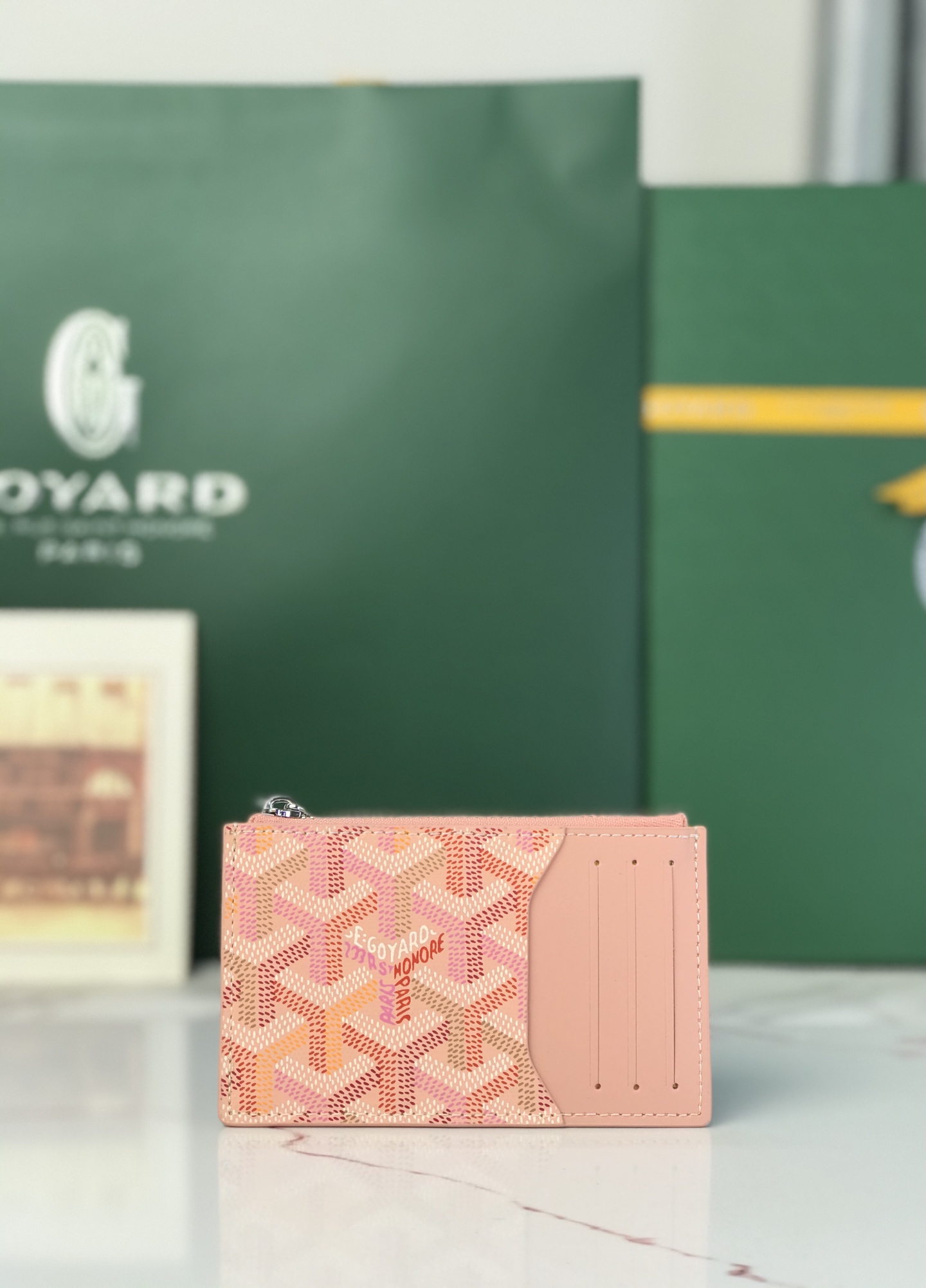 NO:852191,Special grade original leather This 2026 limited edition BOURBON zipper card holder is made of limited-edition four-season colorful GOYARDINE canvas, inspired by the gorgeous four-season tones and launched in four colors. The colorful GOYARDINE canvas replaces the conventional three-color design with a Y-shaped pattern in six colors. The BOURBON zipper card holder is both light and practical, equipped with 3 card slots, 1 flat pocket and 1 zipper pocket, which can safely store change. 04, Premium Goya19860909特级原厂皮 这款2026年限量版BOURBON拉链卡夹,采用限定四季炫彩GOYARDINE帆布打造,灵感源自绚烂的四季色调从而推出四款配色.多彩GOYARDINE帆布以六种配色的Y字纹取代常规的三色设计.BOURBON拉链卡夹兼具轻盈与实用性,配备3个卡槽、1个平口袋以及1个拉链口袋,可安全存放零钱. 04,特级戈雅,Bag