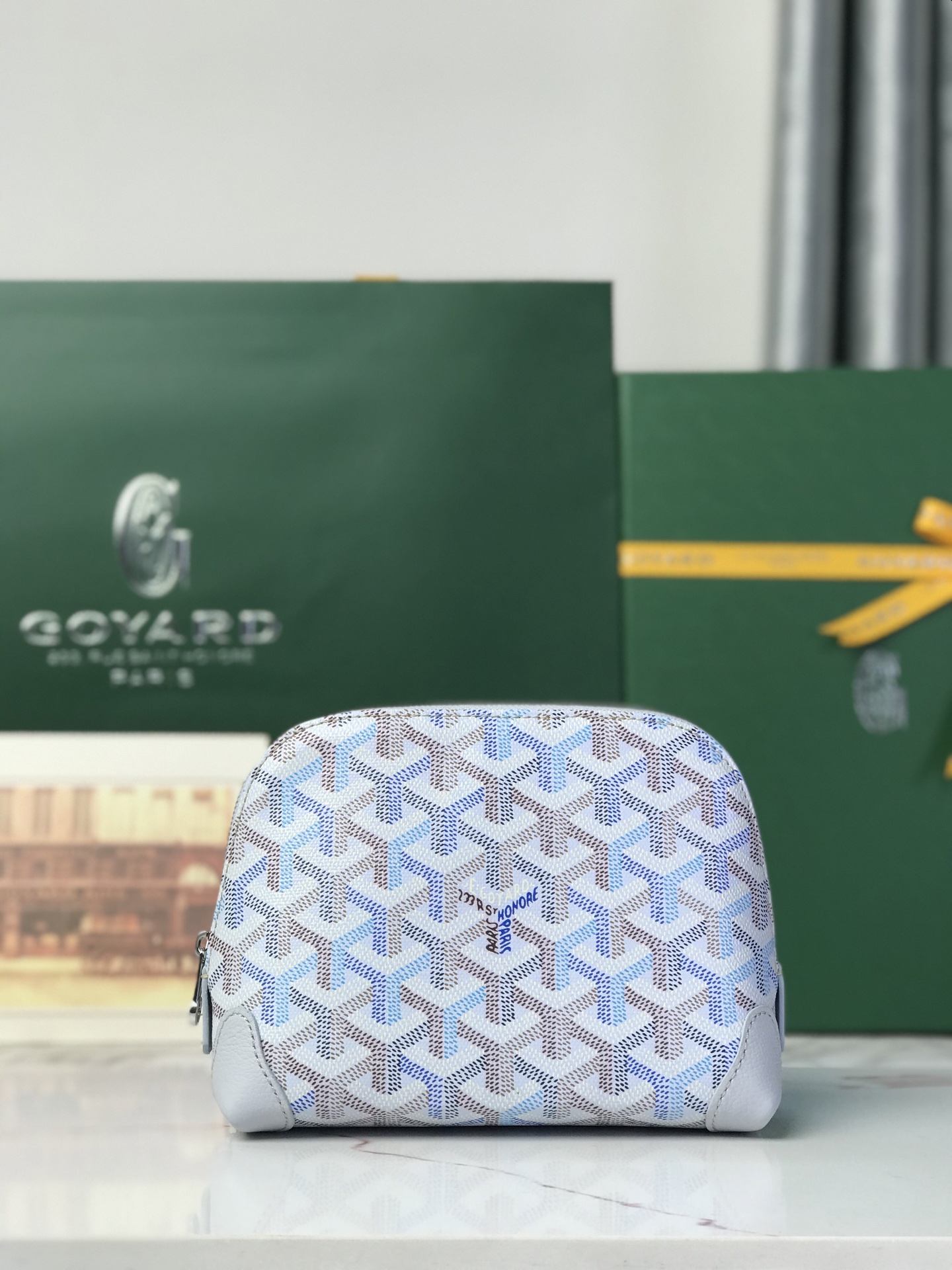 NO:852294,Special grade original leather This 2026 limited edition VENDOME cosmetic bag is made of limited-edition four-season colorful GOYARDINE canvas, inspired by the gorgeous four-season tones and launched in four colors. The colorful GOYARDINE canvas replaces the conventional three-color design with a Y-shaped pattern in six colors. The VENDOME cosmetic bag is lined with waterproof cotton lining, which is an ideal makeup storage choice and can be easily carried in a daily handbag or suitcase. Size 18*7*13.5  02,Special grade Goya,cosmetic bags & cases19860909特级 原厂皮 这款2026年限量版VENDOME化妆包,采用限定四季炫彩GOYARDINE帆布打造,灵感源自绚烂的四季色调从而推出四款配色.多彩GOYARDINE帆布以六种配色的Y字纹取代常规的三色设计.VENDOME化妆包内衬防水棉质里料,堪比理想化妆收纳之选,可轻松放入日常手袋或行李箱中随身携带. 尺寸18*7*13.5 02,特级戈雅,cosmetic bags & cases,Bag