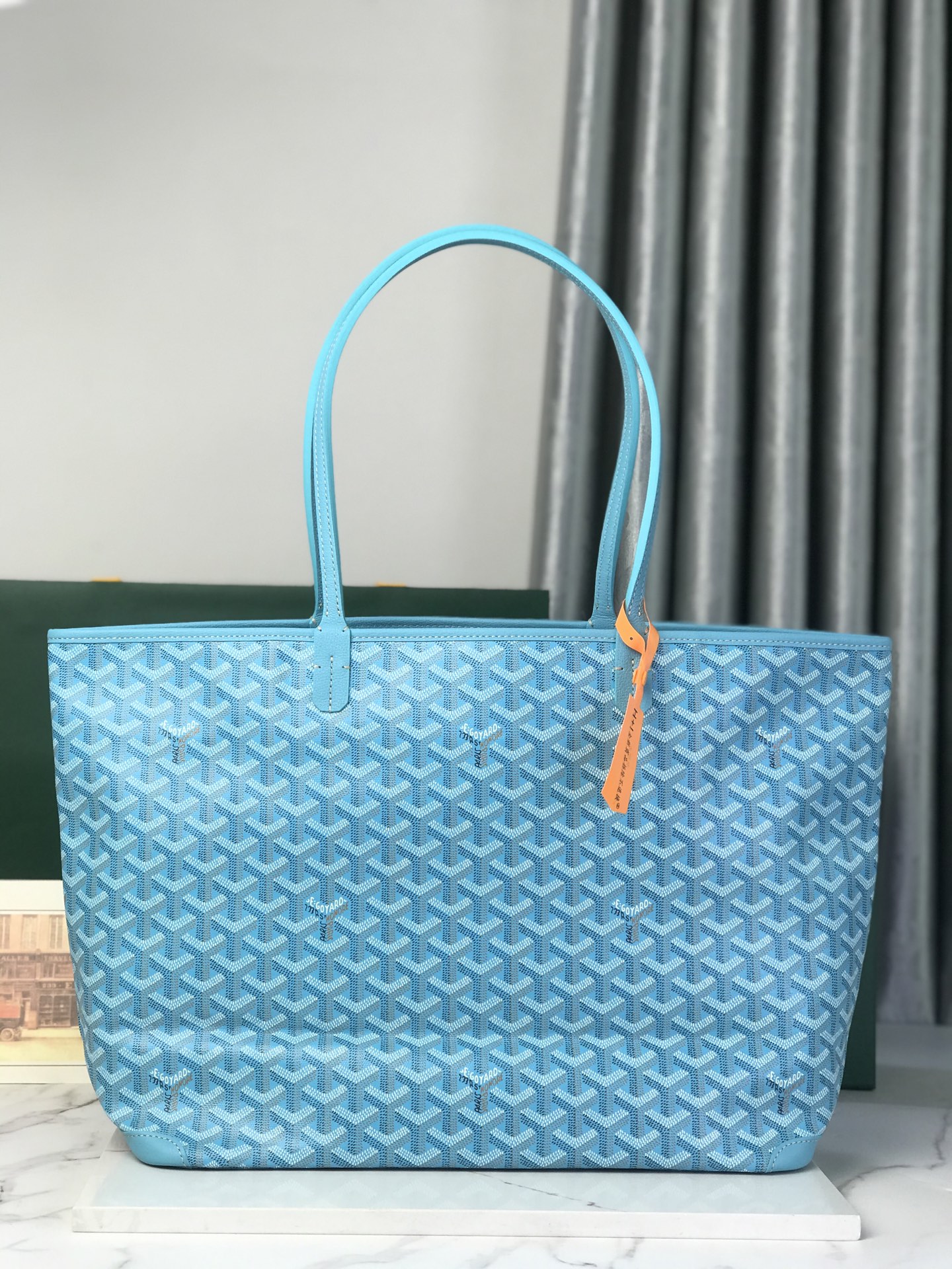 NO:894633,Special grade original leather is presented in exclusive turquoise blue in this 2026 limited edition. Whether it is GOYARDINE canvas or leather details, this color is used to continuously improve the fabric and leather. All-round exclusive customization is only to continuously meet the high quality requirements of customers. If you are worried that the safety without zipper is not high enough, then the zippered tote bag is definitely the first choice to give people enough security and privacy.  The base fabric is made of the same custom-made as ZP [double-layer thickened rain dew hemp], exclusively customized and then upgraded to the leather [first layer of South African textured leather], which is flexible and does not irritate the hands. See pictures for other details [Hold fist][Hold fist] Large size bag mouth 49cm, bottom 35*height 27*bottom width 14cm 020186, special grade Goya, totes19860909特级 原厂皮 在这款2026年限量版,以独家松石蓝呈现,无论是GOYARDINE帆布还是皮革细节均用此色调不断提升面料与皮质,全方位独家定制只为不断达到客户的高品质要求 如果你担心没拉链的安全性不够高、那么拉链款的托特包绝对是首选给人以足够的安全感与私密性 底布采用与ZP一致的定制【双层加厚雨露麻】独家定制再升级皮质为【头层南非摔纹皮】柔韧不剌手其他细节看图片[抱拳][抱拳] 大号尺寸袋口49cm、底35*高27*底宽14cm 020186,特级戈雅,totes,Bag