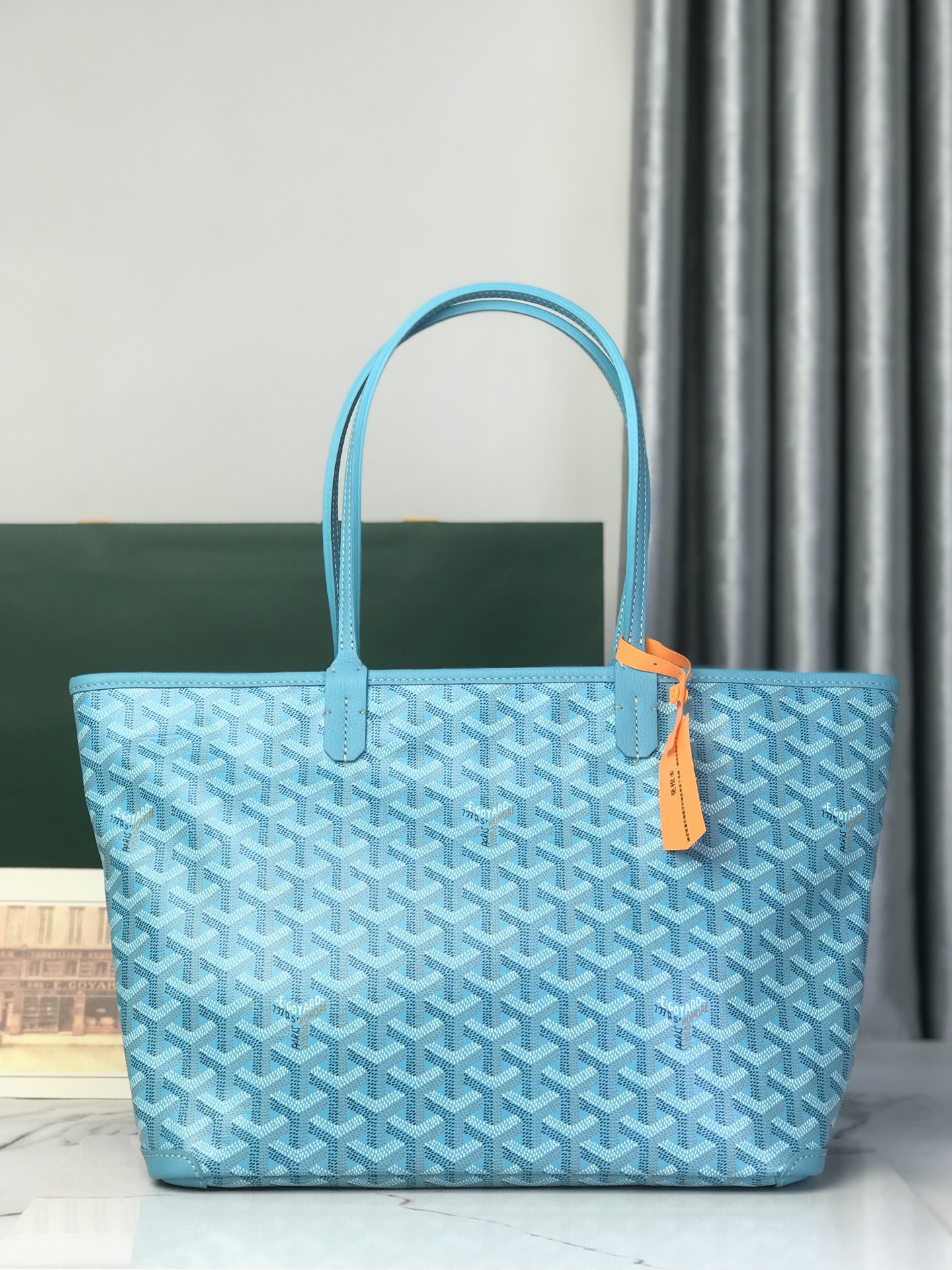NO:894630,Special grade original leather is presented in exclusive turquoise blue in this 2026 limited edition. Whether it is GOYARDINE canvas or leather details, this color is used to continuously improve the fabric and leather. All-round exclusive customization is only to continuously meet the high quality requirements of customers. If you feel that Saint does not have a zipper  Louis' security is not high enough, so the zippered Artois is definitely the first choice to give people enough sense of security and privacy. The base fabric is customized with the same customization as ZP [double-layer thickened rain dew linen]. The leather is first-layer calfskin, and the version is thicker and more upright!  PM small size bag mouth 41cm, bottom 30*height 23.5*bottom width 13cm 020191, premium Goya, louis vuitton, saint laurent, cowhide19860909特级 原厂皮在这款2026年限量版,以独家松石蓝呈现,无论是GOYARDINE帆布还是皮革细节均用此色调不断提升面料与皮质,全方位独家定制只为不断达到客户的高品质要求,如果觉得没拉链的Saint Louis安全性不够高、那么拉链款的Artois绝对是首选给人以足够的安全感与私密性底布采用与ZP一致的定制【双层加厚雨露麻】皮质为头层小牛皮,版型更加厚实立挺！ PM小号尺寸袋口41cm、底30*高23.5*底宽13cm 020191,特级戈雅,louis vuitton,saint laurent,cowhide,Bag