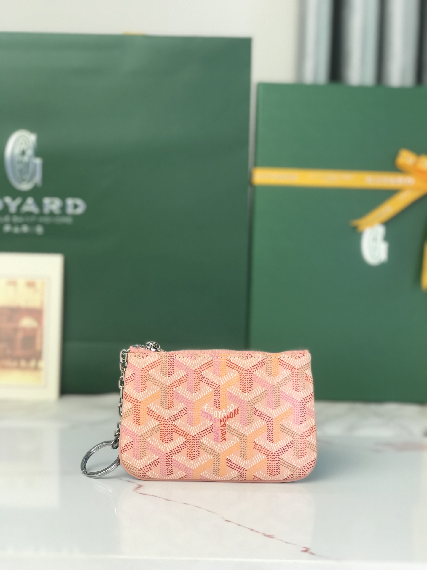NO:894625,Special grade original leather GOYARD's small leather goods are named after iconic streets and buildings in Paris. The SENAT NANO key bag uses an internal D-ring and zipper closure system to safely store keys. Its size is very practical and is ideal for storing cards, change or micro-stamps. Size 13*1*9 120251, Special grade Goya19860909特级 原厂皮 GOYARD 的小皮具以巴黎的标志性街道和建筑命名.SENAT NANO钥匙包采用内D形环和拉链的闭合系统,可安全的存放钥匙.其尺寸非常实用 ,是存放卡片、零钱或微章的理想之选. 尺寸13*1*9 120251,特级戈雅,Bag