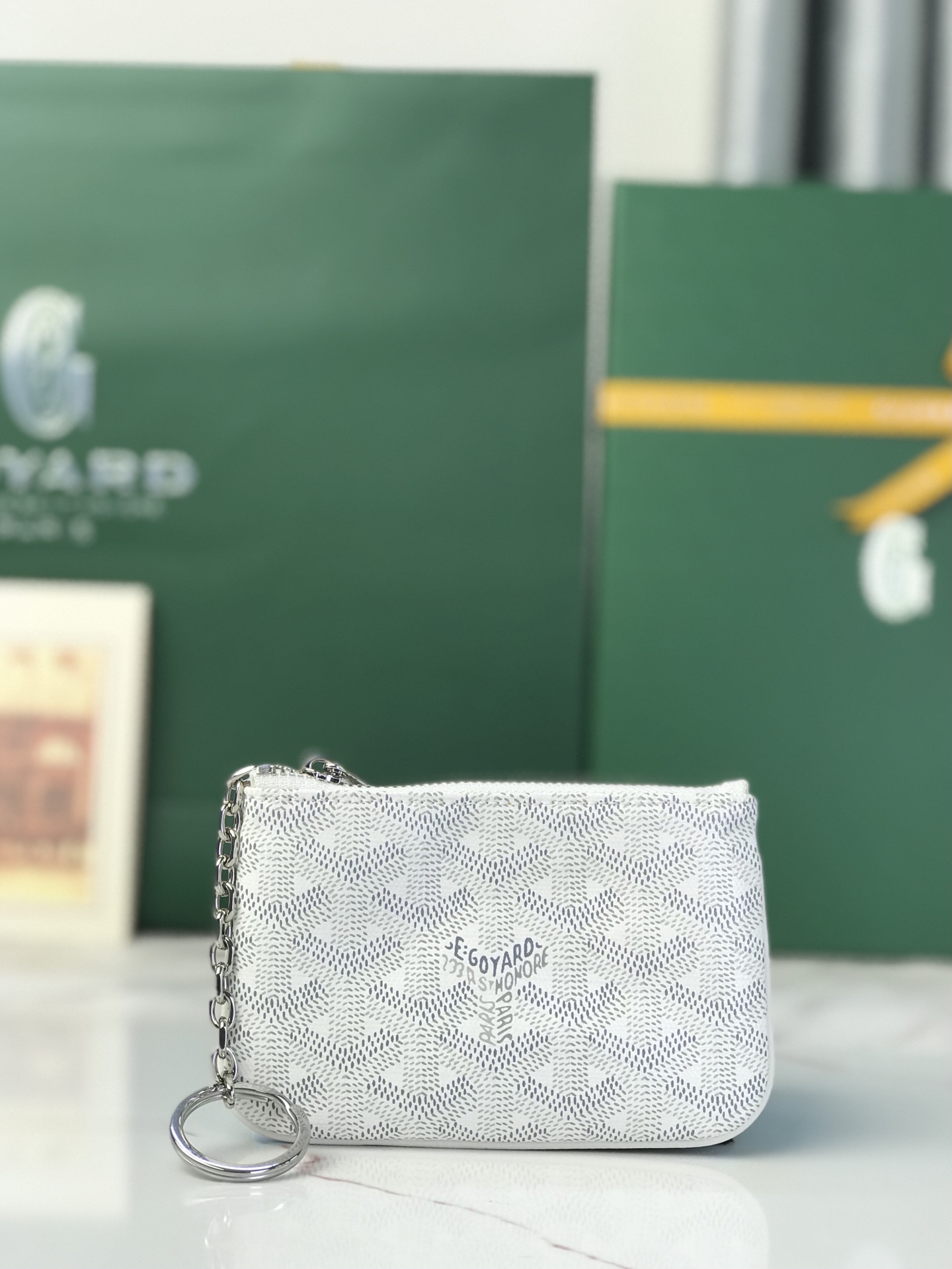 NO:894823,GOYARD's small leather goods are named after iconic streets and buildings in Paris. The SENAT NANO key bag uses an internal D-ring and zipper closure system to safely store keys. Its size is very practical and ideal for storing cards, change or micro-stamps. Size 13*1*9 120251, Goya wallet, wallets19860909GOYARD 的小皮具以巴黎的标志性街道和建筑命名.SENAT NANO钥匙包采用内D形环和拉链的闭合系统,可安全的存放钥匙.其尺寸非常实用 ,是存放卡片、零钱或微章的理想之选. 尺寸13*1*9 120251,戈雅钱包,wallets,欧美剧