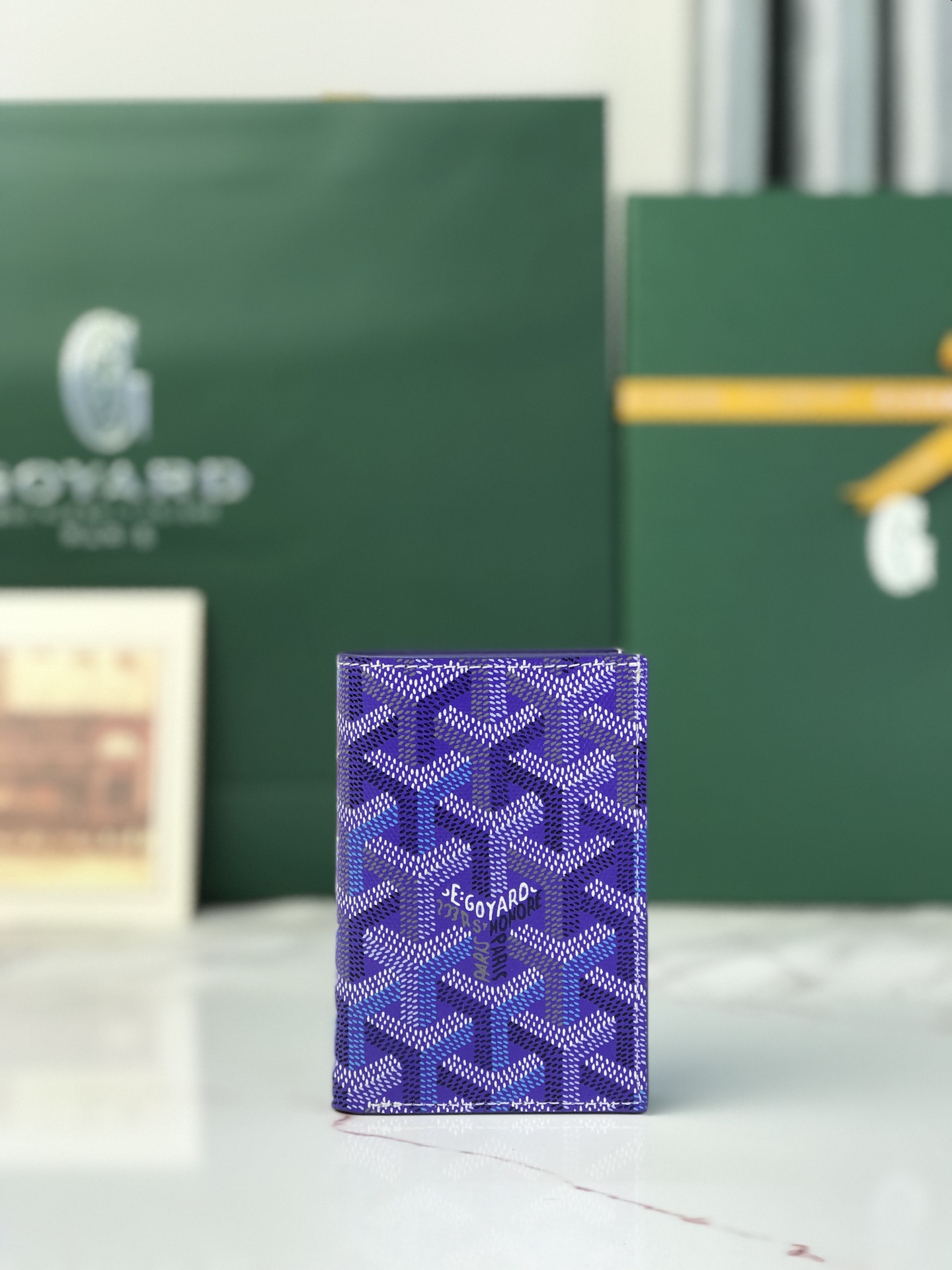 NO:894620,Special grade original leather. This 2026 limited edition Goyard card holder is made of limited-edition colorful GOYARDINE canvas for four seasons. It is inspired by the gorgeous tones of the four seasons and launched in four colors. The colorful GOYARDINE canvas replaces the conventional three-color design with a Y-shaped pattern in six colors. Goyard card holder  A must-have item for daily wear, the SAINT-PIERRE card holder is fully functional and equipped with a large-sized banknote pocket that can store cards, documents and banknotes at the same time. The compact design is just suitable for putting in a jacket or pants pocket. size11*1.5*7.5 (cm) 020609, special grade Goya, saint laurent, jackets & coats19860909特级 原厂皮 这款2026年限量版Goyard卡包采用限定四季炫彩GOYARDINE帆布打造,灵感源自绚烂的四季色调从而推出四款配色.多彩GOYARDINE帆布以六种配色的Y字纹取代常规的三色设计.Goyard  卡包  日常搭配必备单品,SAINT-PIERRE卡夹的功能齐全,设有一个大尺寸纸钞袋,可以同时存放卡片、证件和钞票.袖珍小巧的设计正好适合放入夹克或裤子口袋. size11*1.5*7.5（cm） 020609,特级戈雅,saint laurent,jackets & coats,Bag