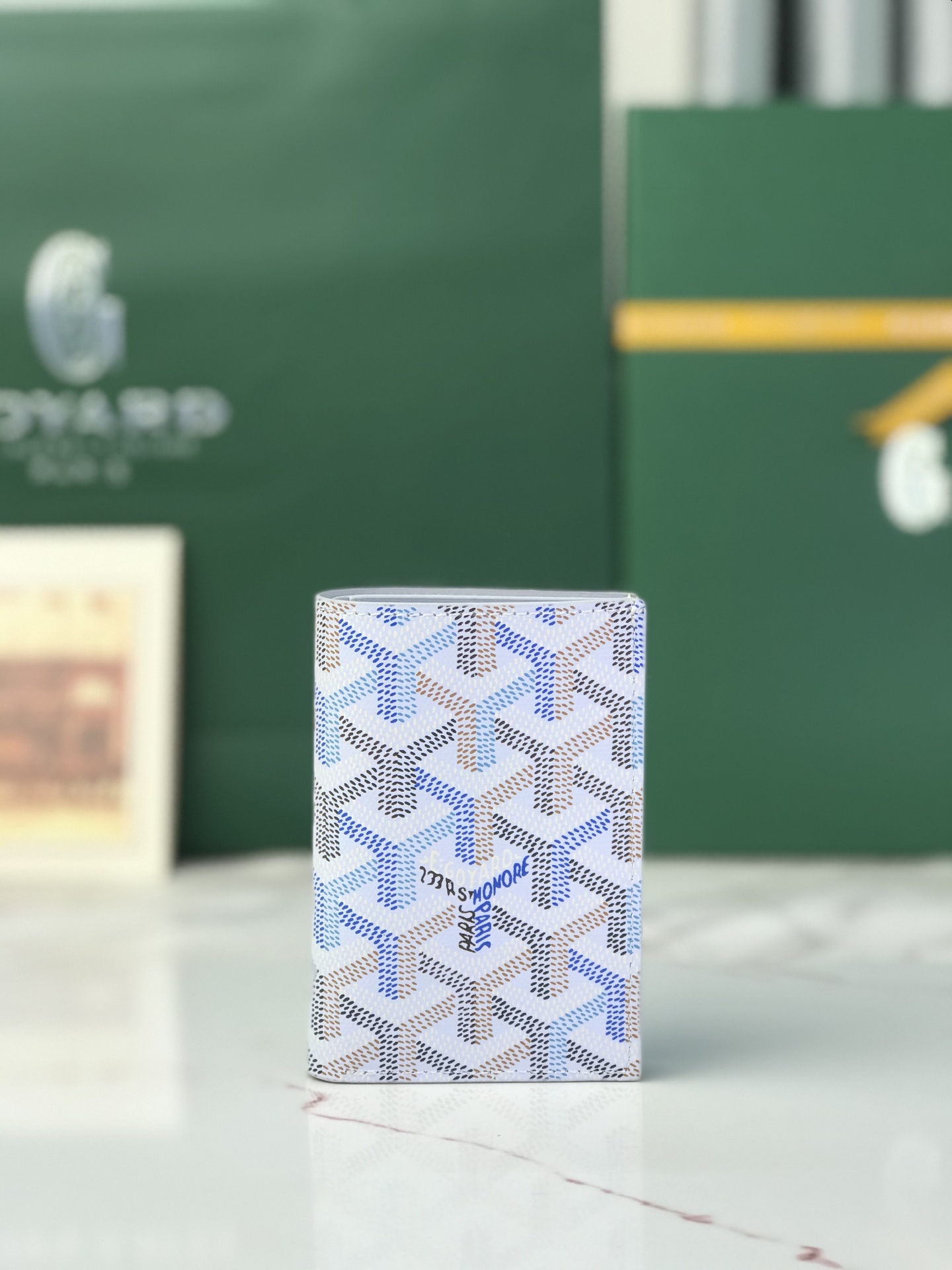 NO:894614,Premium original leather. This 2026 limited edition Goyard card holder is made of limited-edition four-season colorful GOYARDINE canvas. It is inspired by the gorgeous four-season tones and is available in four colors. The colorful GOYARDINE canvas replaces the conventional three-color design with a Y-shaped pattern in six colors. Goyard card holder  A must-have item for daily wear, the SAINT-PIERRE card holder is fully functional and equipped with a large-sized banknote pocket that can store cards, documents and banknotes at the same time. The compact design is just suitable for putting in a jacket or pants pocket. size11*1.5*7.5 (cm) 020609, special grade Goya, saint laurent, jackets & coats19860909特级原厂皮 这款2026年限量版Goyard卡包采用限定四季炫彩GOYARDINE帆布打造,灵感源自绚烂的四季色调从而推出四款配色.多彩GOYARDINE帆布以六种配色的Y字纹取代常规的三色设计.Goyard  卡包  日常搭配必备单品,SAINT-PIERRE卡夹的功能齐全,设有一个大尺寸纸钞袋,可以同时存放卡片、证件和钞票.袖珍小巧的设计正好适合放入夹克或裤子口袋. size11*1.5*7.5（cm） 020609,特级戈雅,saint laurent,jackets & coats,Bag