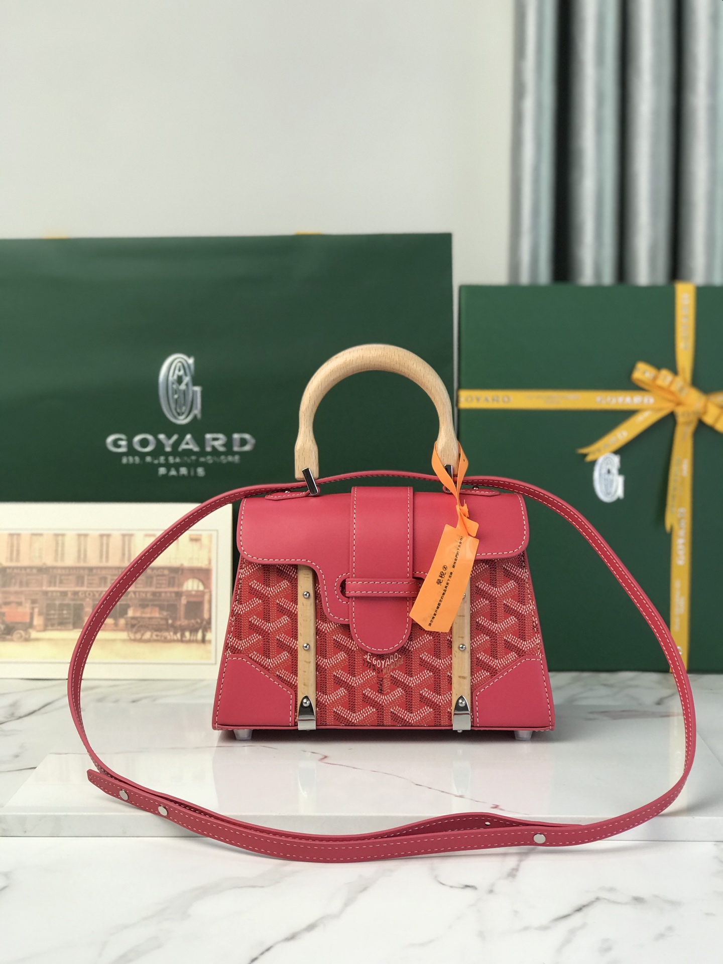 NO:894672,Special grade original leather with original box Goyard  The Sagon bag came out in the 1930s. After launching the soft version of the Sagon mini bag, Goyard introduced the old and brought out the new, insisting on the continuous pursuit and breakthrough of creativity, and created a new structured Sagon mini bag. It has the same appearance as the first version of the Sagon bag, with a simple geometry.  The details of the lines and box-making craftsmanship evoke Goyard's unique elegance and travel spirit with its compact and exquisite appearance. The style is classic and in line with the trend of contemporary people who prefer to use 'small bags'. It is a work of ingenuity. The detachable leather shoulder strap can be cleverly converted into three carrying methods - hand-held, cross-body and shoulder-carrying.  Size size21*14*8.5cm 020192, special grade Goya, mini bags19860909特级 原厂皮 配原版盒 Goyard Sagon包于二十世纪三十年代问世,继推出柔软版Sagon迷你包后,Goyard推陈出新,坚持对创意的不断追求与突破,塑造了全新结构化的Sagon迷你包.它与初版Sagon包的外型一样,拥有简约的几何线条与制箱工艺的细节,以小巧精致的外观唤起Goyard独一无二的优雅魅力及旅行精神.风格经典又符合当代人偏爱使用“小包”的潮流趋势,是匠心之作.可拆卸的皮革肩带能巧妙地转换成三种背法——手提、斜跨和肩背 尺寸size21*14*8.5cm 020192,特级戈雅,mini bags,Bag