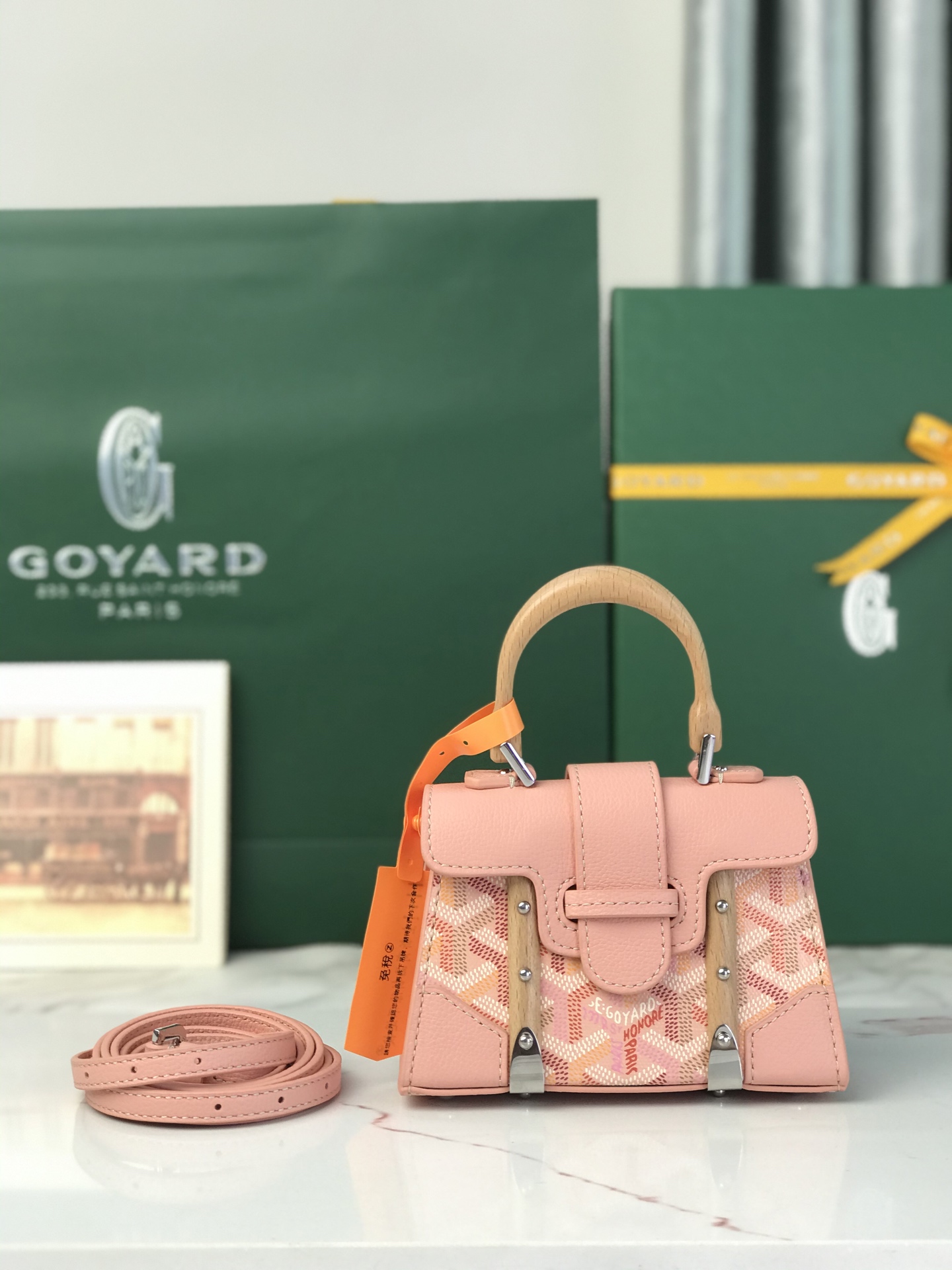 NO:894668,Special grade original leather. This 2026 limited edition Nano Saigon is made of limited-edition four-season colorful GOYARDINE canvas, inspired by the gorgeous four-season tones and launched in four colors. The colorful GOYARDINE canvas replaces the conventional three-color design with a Y-shaped pattern in six colors. Sagon Nano is super mini and cute, elegant and simple Jet-Black, ethereal and gentle Powder Pink, cool and low-key Sliver, Sagon Nano follows the Sagon  The unique aesthetic symbols and exquisite craftsmanship of the small bag are condensed into a new miniature size, including the iconic wooden handle, protective strips and box-making details. Size 14.5*11.5*7.5cm 020165, Special Goya19860909特级 原厂皮 这款2026年限量版Nano西贡采用限定四季炫彩GOYARDINE帆布打造,灵感源自绚烂的四季色调从而推出四款配色.多彩GOYARDINE帆布以六种配色的Y字纹取代常规的三色设计.Sagon Nano 超迷你的小可爱、优雅简约的Jet-Black,空灵温柔的Powder Pink,酷炫又低调的Sliver, Sagon Nano沿袭了Sagon 小号包独特的美学符号和精湛工艺,将精髓浓缩到崭新的微型尺寸中,包括标志性的木质把手,护条和制箱细节. 尺寸14.5*11.5*7.5cm 020165,特级戈雅,Bag