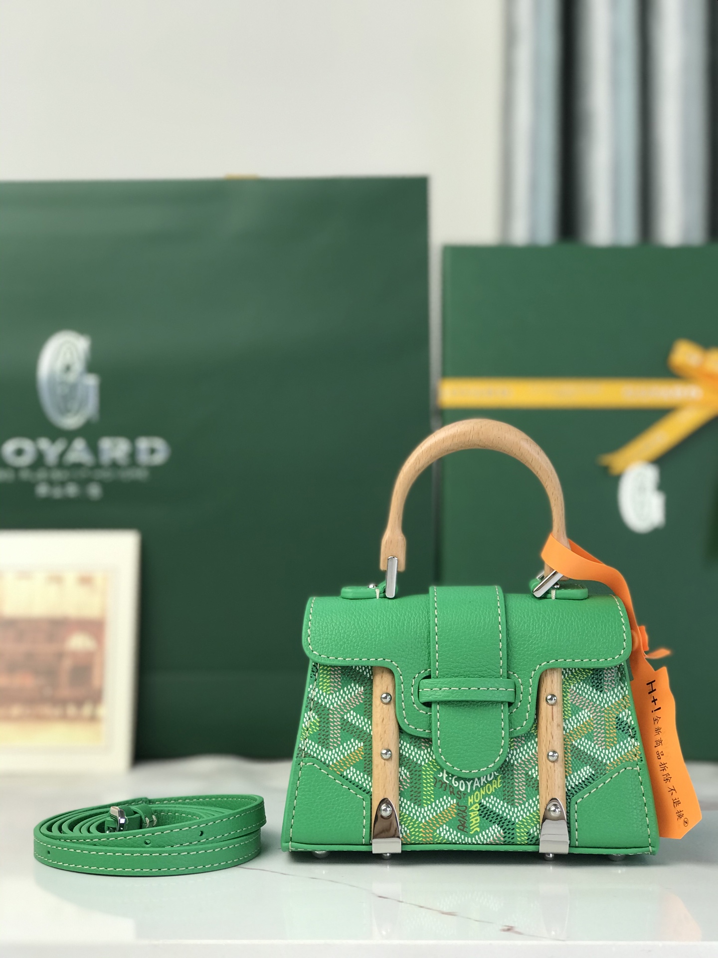 NO:894717,Special grade original leather. This 2026 limited edition Nano Saigon is made of limited-edition four-season colorful GOYARDINE canvas, inspired by the gorgeous four-season tones and launched in four colors. The colorful GOYARDINE canvas replaces the conventional three-color design with a Y-shaped pattern in six colors. Sagon Nano is super mini and cute, elegant and simple Jet-Black, ethereal and gentle Powder Pink, cool and low-key Sliver, Sagon Nano follows the Sagon  The unique aesthetic symbols and exquisite craftsmanship of the small bag are condensed into a new miniature size, including the iconic wooden handle, protective strips and box-making details. Size 14.5*11.5*7.5cm 020165, Special Goya19860909特级 原厂皮 这款2026年限量版Nano西贡采用限定四季炫彩GOYARDINE帆布打造,灵感源自绚烂的四季色调从而推出四款配色.多彩GOYARDINE帆布以六种配色的Y字纹取代常规的三色设计.Sagon Nano 超迷你的小可爱、优雅简约的Jet-Black,空灵温柔的Powder Pink,酷炫又低调的Sliver, Sagon Nano沿袭了Sagon 小号包独特的美学符号和精湛工艺,将精髓浓缩到崭新的微型尺寸中,包括标志性的木质把手,护条和制箱细节. 尺寸14.5*11.5*7.5cm 020165,特级戈雅,Bag