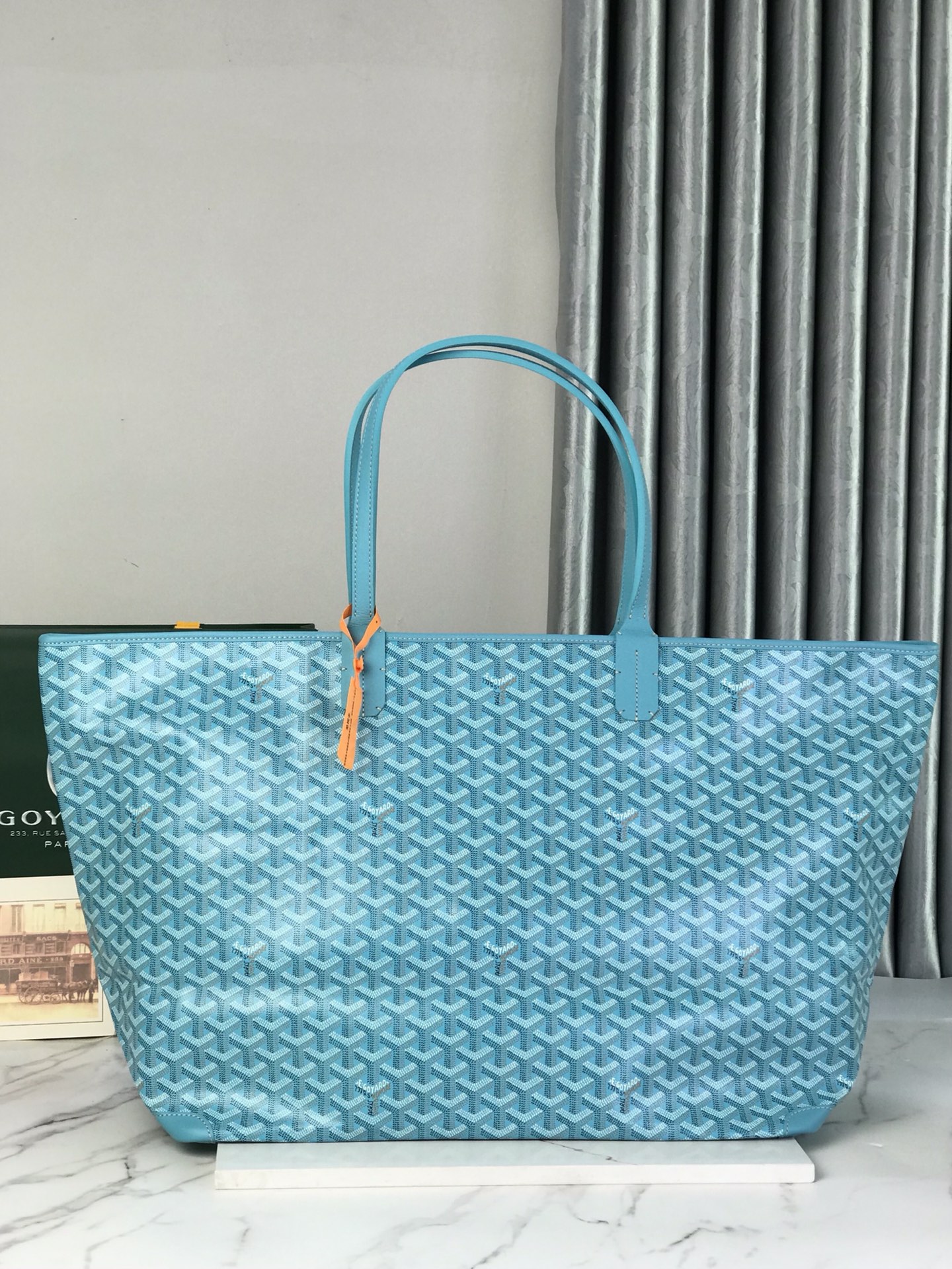 NO:894716,Special grade original leather. This 2026 limited edition is presented in exclusive turquoise blue. Whether it is GOYARDINE canvas or leather details, this color is used to continuously improve the fabric and leather. All-round exclusive customization is only to continuously meet the high quality requirements of customers.  The ARTOIS large bag adopts the size of a travel bag and inherits the smooth lines and exquisite craftsmanship of our ARTOIS small and medium sizes. It is very suitable for weekend trips or use in the cabin. Its handle length is also suitable for one-shoulder carrying. Its zipper closure and two padlock element drawstrings ensure the safety of the contents. size68*24*37 (cm) 020186-1, premium Goya, travel bags19860909特级 原厂皮 在这款2026年限量版,以独家松石蓝呈现,无论是GOYARDINE帆布还是皮革细节均用此色调不断提升面料与皮质,全方位独家定制只为不断达到客户的高品质要求 ARTOIS大号包采用了旅行包的体量规格,继承了我们ARTOIS小号和中号的流畅线条和精湛工艺,非常适合周末出行或机舱中使用.其提手长度也很适合单肩背法.其拉链闭合并带有两个挂锁元素拉绳,可确保内装物的安全. size68*24*37（cm） 020186-1,特级戈雅,travel bags,Bag