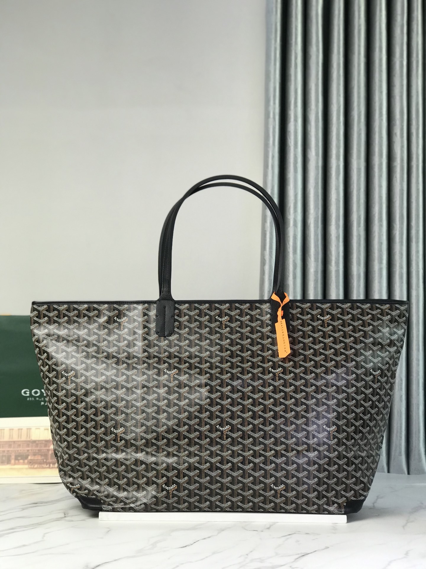 NO:894715,The premium original leather ARTOIS large bag adopts the size of a travel bag and inherits the smooth lines and exquisite craftsmanship of our ARTOIS small and medium sizes. It is very suitable for weekend trips or use in the cabin. Its handle length is also suitable for one-shoulder carrying. Its zipper closure and two padlock element drawstrings ensure the safety of the contents. size68*24*37 (cm) 020186-1, premium Goya, travel bags19860909特级 原厂皮 ARTOIS大号包采用了旅行包的体量规格,继承了我们ARTOIS小号和中号的流畅线条和精湛工艺,非常适合周末出行或机舱中使用.其提手长度也很适合单肩背法.其拉链闭合并带有两个挂锁元素拉绳,可确保内装物的安全. size68*24*37（cm） 020186-1,特级戈雅,travel bags,Bag