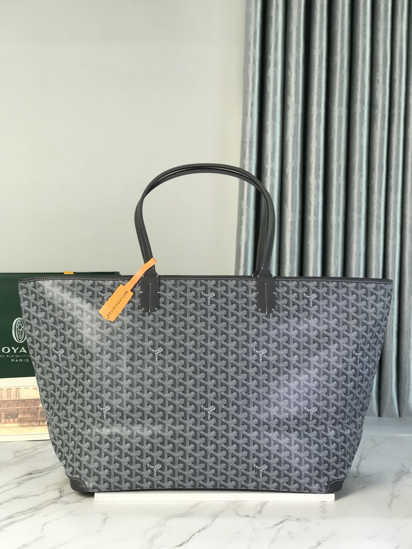 NO:894714,The premium ARTOIS large bag adopts the size of a travel bag and inherits the smooth lines and exquisite craftsmanship of our ARTOIS small and medium sizes. It is very suitable for weekend trips or use in the cabin. Its handle length is also suitable for one-shoulder carrying. Its zipper closure and two padlock element drawstrings ensure the safety of the contents. size68*24*37 (cm) 020186-1, premium Goya, travel bags19860909特级 ARTOIS大号包采用了旅行包的体量规格,继承了我们ARTOIS小号和中号的流畅线条和精湛工艺,非常适合周末出行或机舱中使用.其提手长度也很适合单肩背法.其拉链闭合并带有两个挂锁元素拉绳,可确保内装物的安全. size68*24*37（cm） 020186-1,特级戈雅,travel bags,Bag