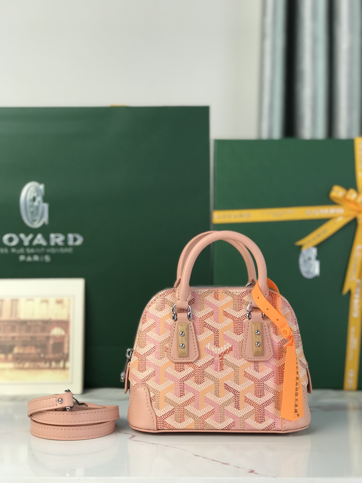 NO:920067,, exclusive background. This 2026 limited edition Vendome Nano shell bag is made of limited-edition colorful GOYARDINE canvas for four seasons. It is inspired by the gorgeous tones of the four seasons and launched in four colors. The colorful GOYARDINE canvas replaces the conventional three-color design with a Y-shaped pattern in six colors.  Inheriting the brand's unique craftsmanship style and exquisite technology, the detachable shoulder strap, embedded wooden details, leather corners, large zipper, yellow lining and unique shell shape are more modern and sophisticated, showing the feminine and light posture of women, and can be carried on the shoulder. Size16*7*13 020256, Goya19860909,独家背景 这款2026年限量版 Vendome Nano贝壳包, 采用限定四季炫彩GOYARDINE帆布打造,灵感源自绚烂的四季色调从而推出四款配色.多彩GOYARDINE帆布以六种配色的Y字纹取代常规的三色设计. 传承了品牌独一无二的工艺风格和精湛技术可拆卸肩带、嵌入式木质细节、皮革包角、大拉链、黄色衬里及其独特的贝壳形状,更具现代感和精致度,展现女性柔美与轻盈的姿态,肩背手拎 尺寸Size16*7*13 020256,戈雅,Bag