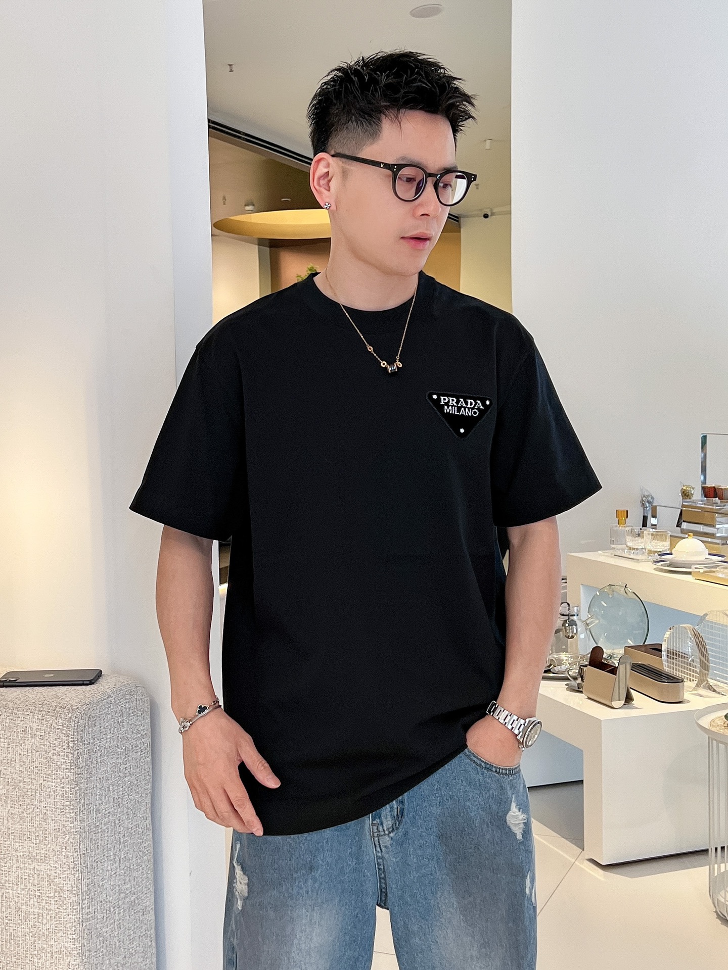 NO:121126,[New Product] 2025 summer new product Pr*da Men's round neck patch embroidered triangle short-sleeved T-shirt. OS design and cut, both personalized and fashionable, and is inherently extraordinary. It is suitable for wearing it alone! The classic style of minimalist and casual comes from the new PD work, creating the most elegant casual and fashionable atmosphere. Imported customers provide knitted cotton fabrics, with an extraordinary texture experience. It is not unreasonable to claim that the environmentally friendly fabrics that are most suitable for summer. They are light and breathable, with excellent comfort, and are soft and delicate. The fixed-woven double-layer ribbed neckline design is designed to make the flat and smooth patches not easy to deform. The letter logo of the chest pocket replaces the usual metal triangle logo, creating an alternative luxury and fashionable atmosphere has become a new concept that breaks out of the cocoon in 2025. Color white/black Size S/M/L/XL/2XL  S shoulder width 43 bust 104 clothes length 68 sleeve length 22, T-shirt,tees,t-shirt,alexander wang19860909【新品】2025夏季新品Pr*da 男士圆领贴布刺绣三角 短袖T恤 .OS设计裁剪,兼具个性时尚范儿,与生俱来的不平凡.单穿内搭皆适宜! 极简休闲的经典风格来自PD新秀丽作,铸就最为优雅的休闲时尚气息. 进口客供针织棉面料,非同一般的质感体验,号称最适合夏季的环保面料不是没有道理的.轻盈透气,舒适感极佳,柔软细腻更为自然.定织型的双层罗纹领口设计,平整服贴不易变形 胸口口袋字母标识取代往常的金属三角标,营造出另类的奢华时尚气息成为2025破茧而出的新概念.  颜色白色/黑色 尺码S/M/L/XL/2XL S肩宽43胸围104衣长68袖长22,,T-shirt,tees，t-shirt,alexander wang,Men's clothing