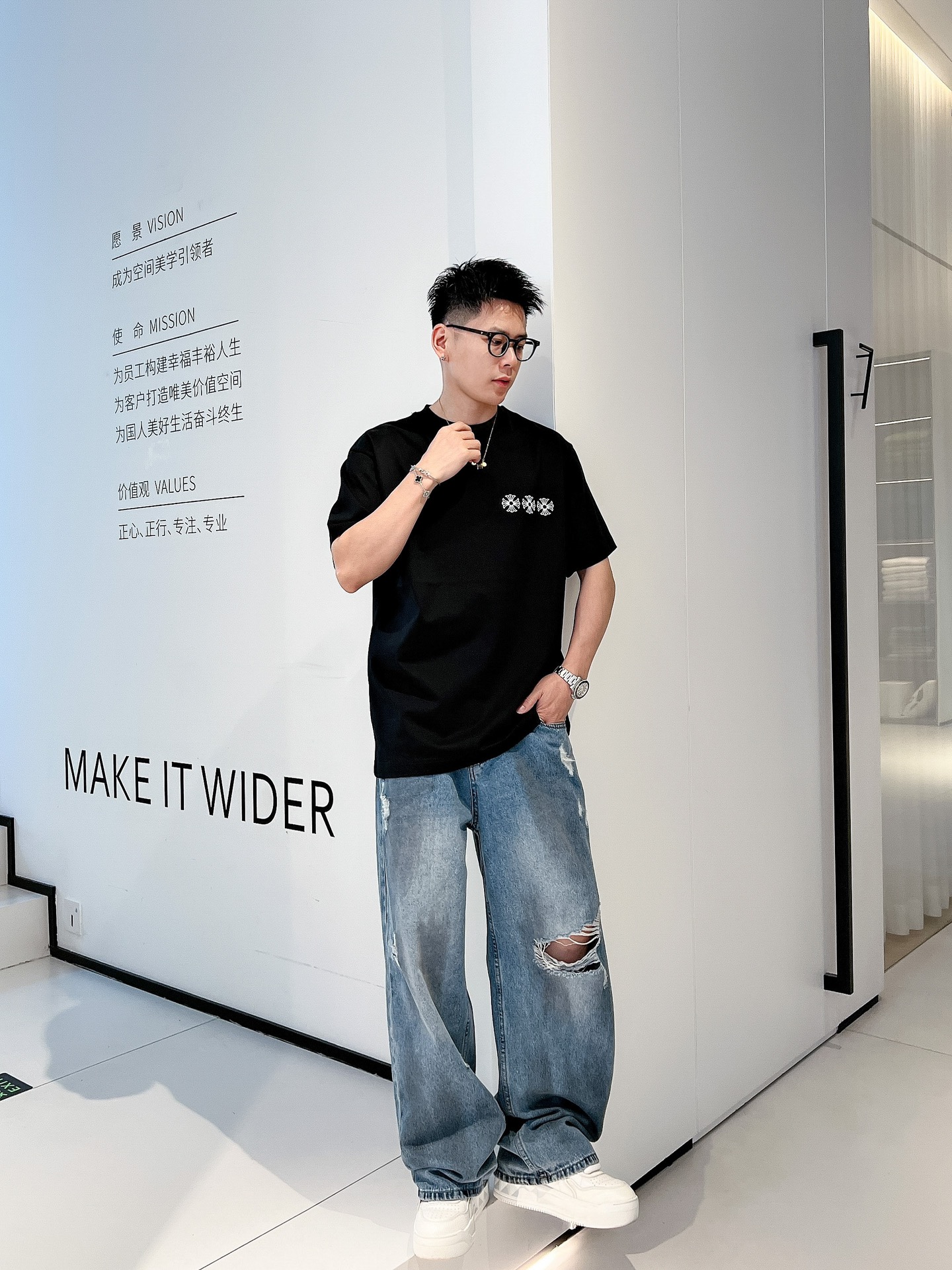 NO:121129,[New Product] Micro-wide 2025SS spring and summer new product Chr*me Hearts/G*heart Men's printed body logo round neck short-sleeved T-shirt. A perfect trade order channel, breaking the conventional reproduction. Imported customers supply fabrics!  Soft, delicate, warm and light, and the texture is different from ordinary cotton fabrics. A slight heaviness is the real essence. The details and craftsmanship of the integrated molding are first-class, with a small threading and neat and more meticulous. The inner wear of a single wear is never out of date! The latest graphite black print and iron diamond elements bloom unique charm like a kaleidoscope. The special process of high-end particle adhesive is used for heat composite. The high-temperature treatment is oily and delicate, and the feel is extremely soft. The pattern presents a concave and convex and solid matte texture, and the three-dimensional feeling is super strong. Size S/M/L/XL/2XL S shoulder width 45 bust 104 long 68 sleeves 22, T-shirt,tees, t-shirt, alexander wang19860909【新品】微阔型2025SS春夏新品Chr*me Hearts/克*心 男士印花体logo圆领短袖T恤 精益求精的贸易订单渠道,打破常规复刻.进口客供面料！柔软细腻温润轻盈,质感区别于普通棉质面料.略带厚重感才是真正的精髓所在.一体成型的细节与工艺设计堪称一流,领部走线针距小而工整更细致入微.单穿内搭永不过时!最新石墨黑印花加烫钻元素如同万花筒般绽放独特魅力光彩.采用特制工艺高端颗粒黏胶进行热复合,高温处理的色泽油润细腻,手感极为柔和,图案呈现凹凸饱实磨砂质感,立体感超强. 尺码S/M/L/XL/2XL S肩宽45胸围104衣长68袖长22,,T-shirt,tees，t-shirt,alexander wang,Men's clothing