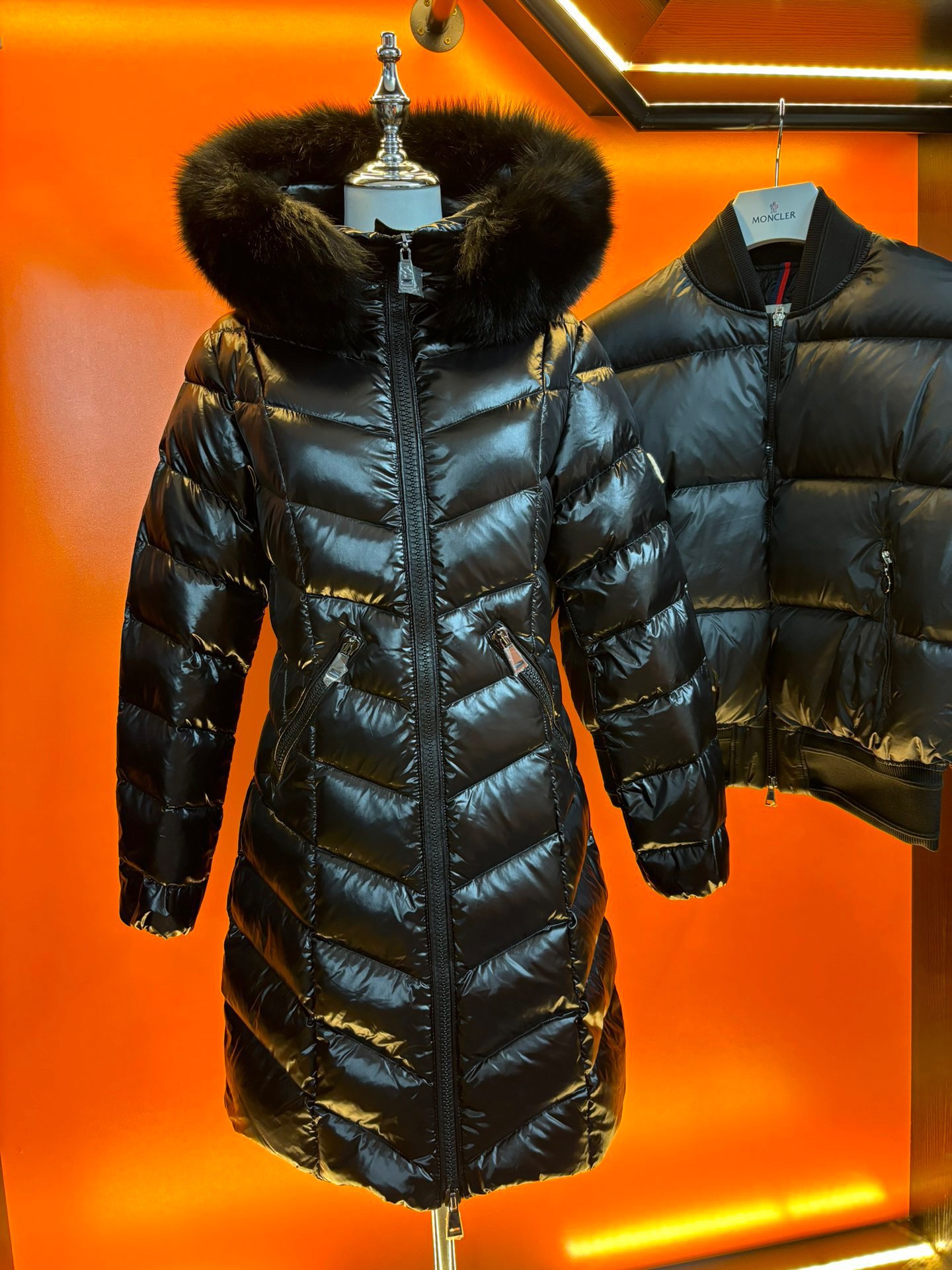 Guangzhou high-end Moncler FULMARUS women's long hooded down jacket. Made of coated nylon with fishbone quilting, filled with 90% down. Features frost fox fur hood. Sizes 1-4, colors: black, white, with interchangeable fur.-Big cat