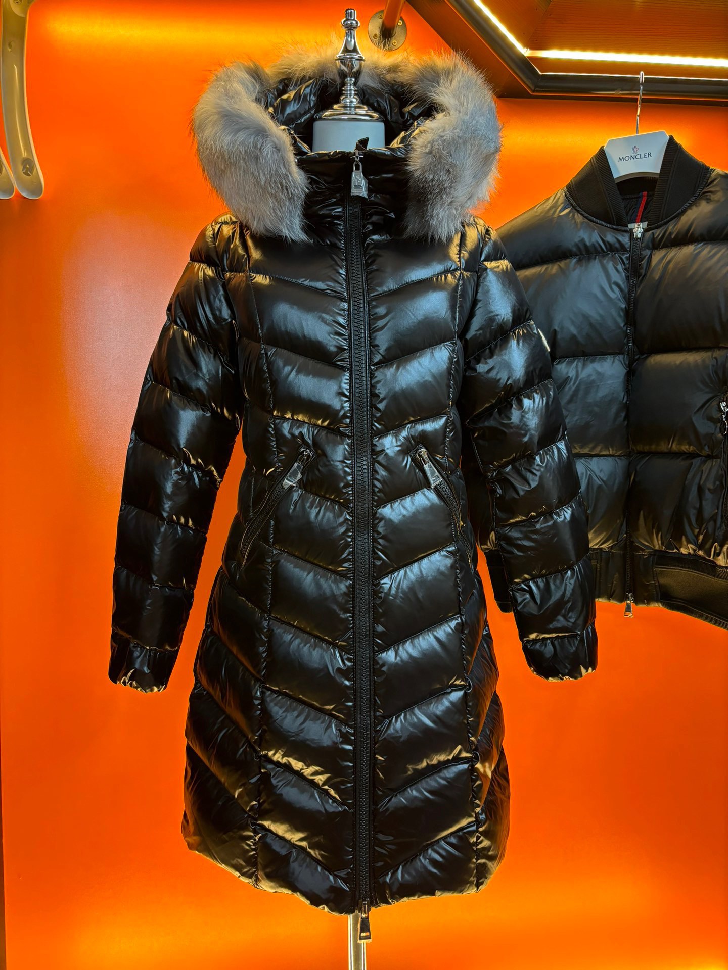 Guangzhou high-end Moncler FULMARUS women's long hooded down jacket. Made of coated nylon with fishbone quilting, filled with 90% down. Features frost fox fur hood. Sizes 1-4, colors: black, white, with interchangeable fur.-Big cat