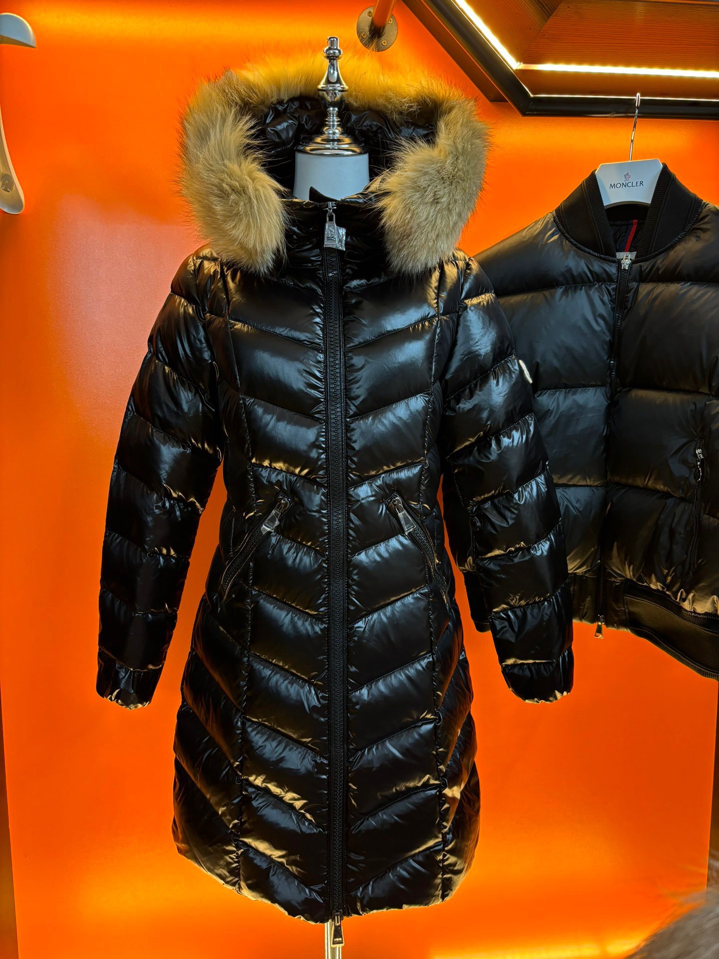 Guangzhou high-end Moncler FULMARUS women's long hooded down jacket. Made of coated nylon with fishbone quilting, filled with 90% down. Features frost fox fur hood. Sizes 1-4, colors: black, white, with interchangeable fur.-Big cat