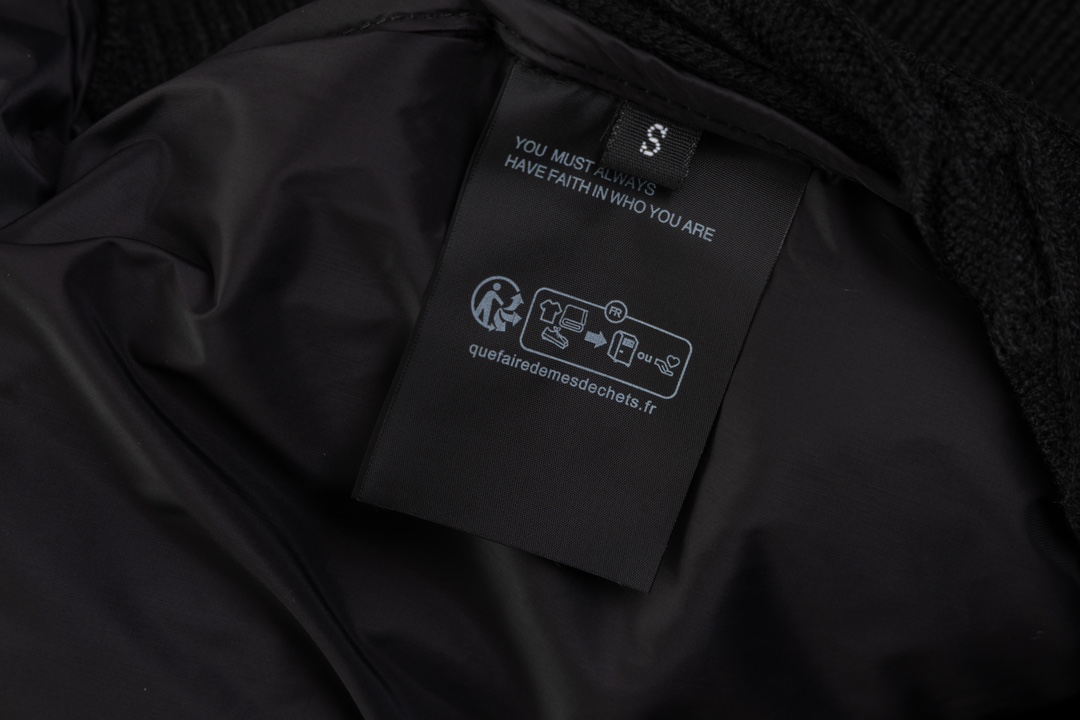 Moncler Sweater with Snail Design and Knitted Needles, Featuring Wool Blend Fabric - 图片 9