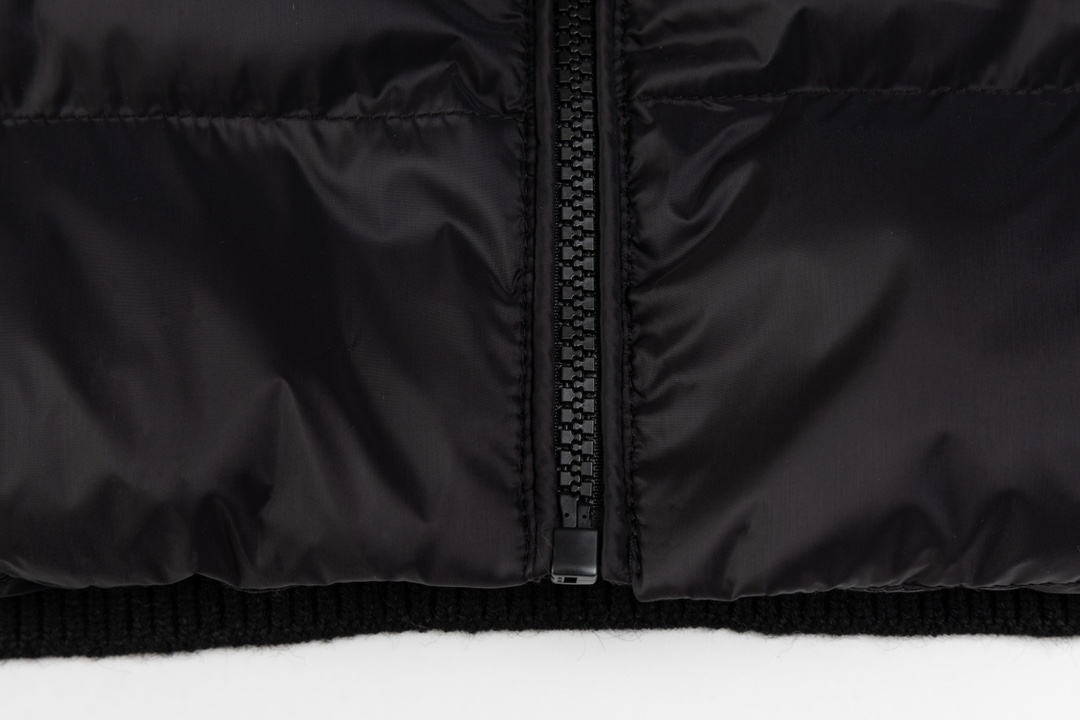 Moncler Sweater with Snail Design and Knitted Needles, Featuring Wool Blend Fabric - 图片 8