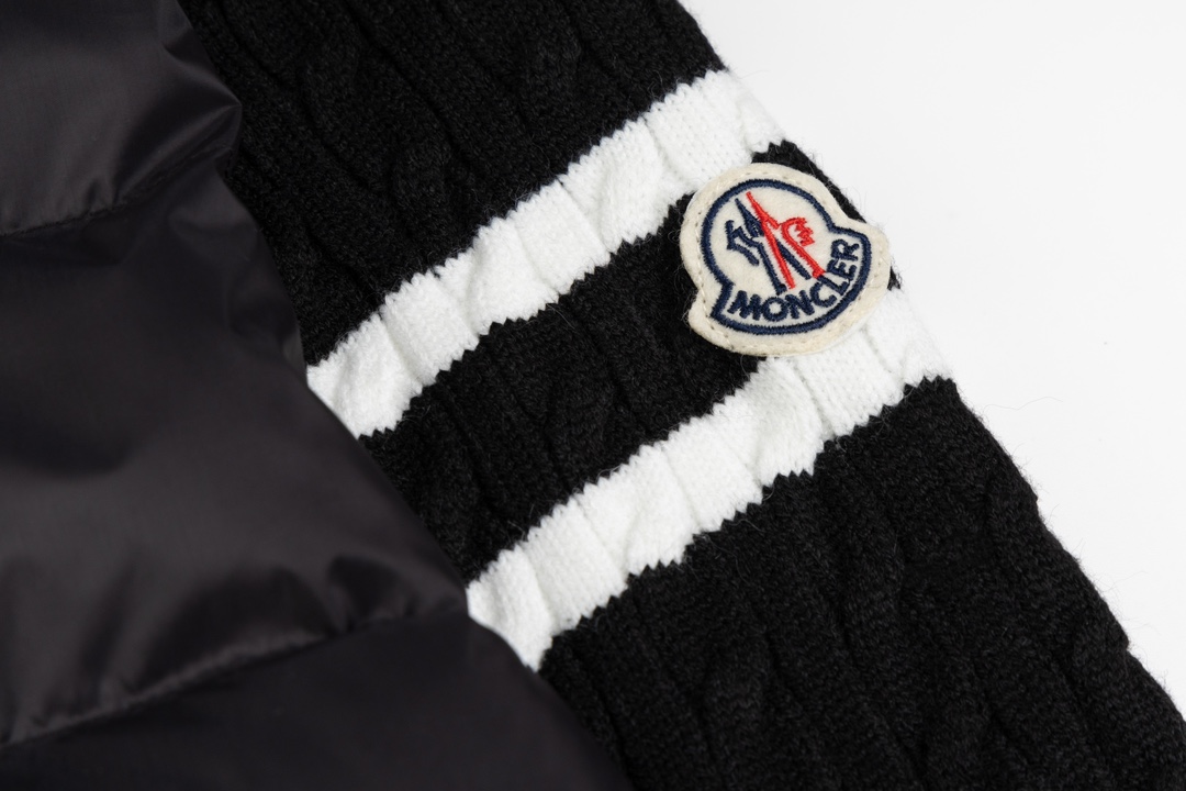 Moncler Sweater with Snail Design and Knitted Needles, Featuring Wool Blend Fabric - 图片 5