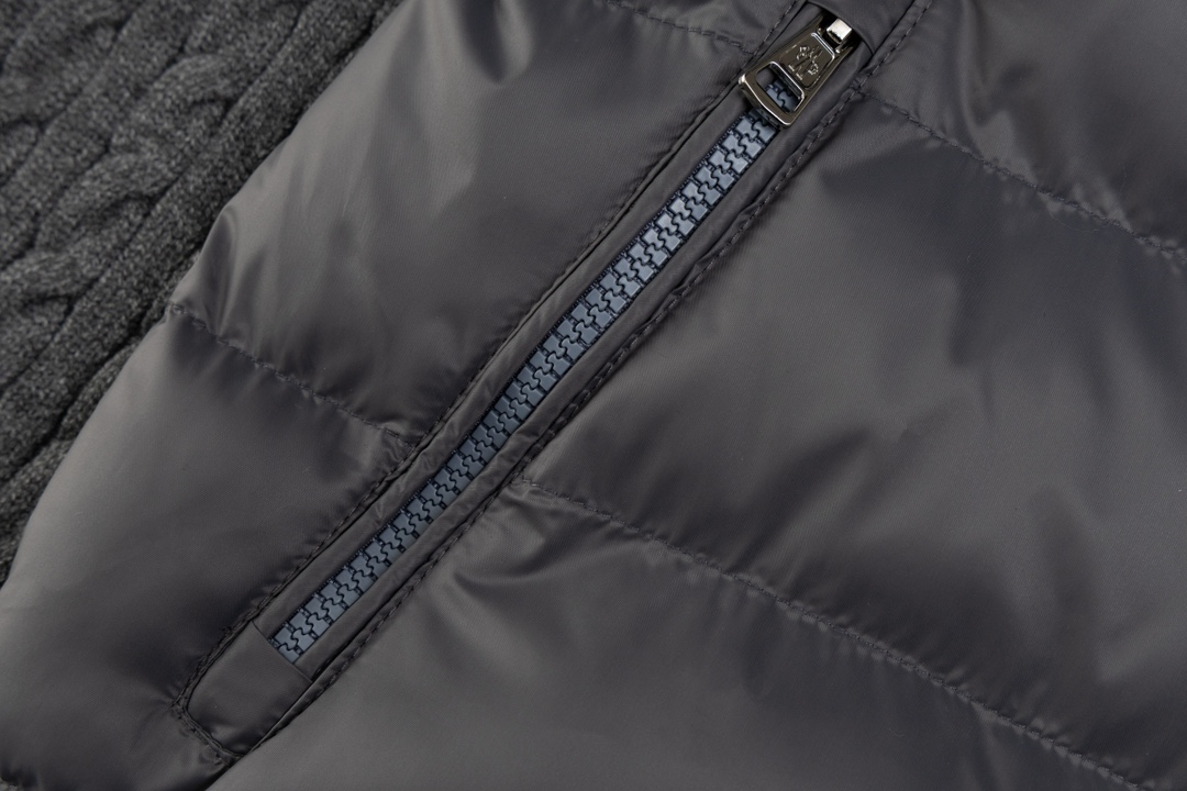 Moncler Knitted Wool Sweater with Unique Snail Design and Feathers in Grey - 图片 6