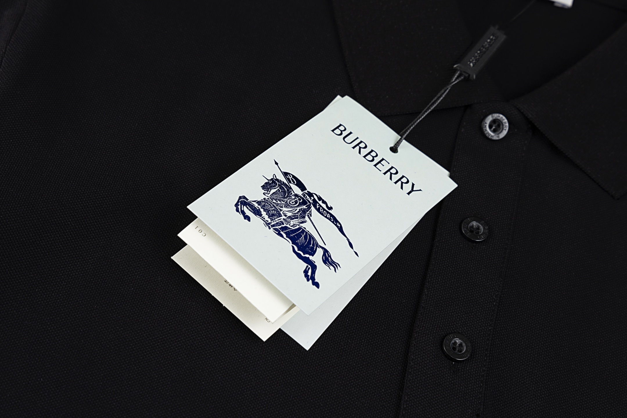 P95 Burberry/巴宝莉领子条纹撞色拼接纯色logo刺绣春夏新款男士时尚短袖Polo衫！夏季想要穿得减龄又显活力，必须要有一件polo衫，经典且百穿不厌的基础衫，男士夏日必备的百搭神品，无论你是商务办公还是休闲出行，它都能随心所欲的为你切换各种风格完美不挑场合与身形！，夏天穿非常凉快舒服面料触感爽滑舒适，轻薄透气，上身凉爽宜人，一点都不会觉得闷热，极致亲肤的穿着，做工与走线细节更是精湛到完美至极，男士高端首选！M-3XL
颜色:黑色