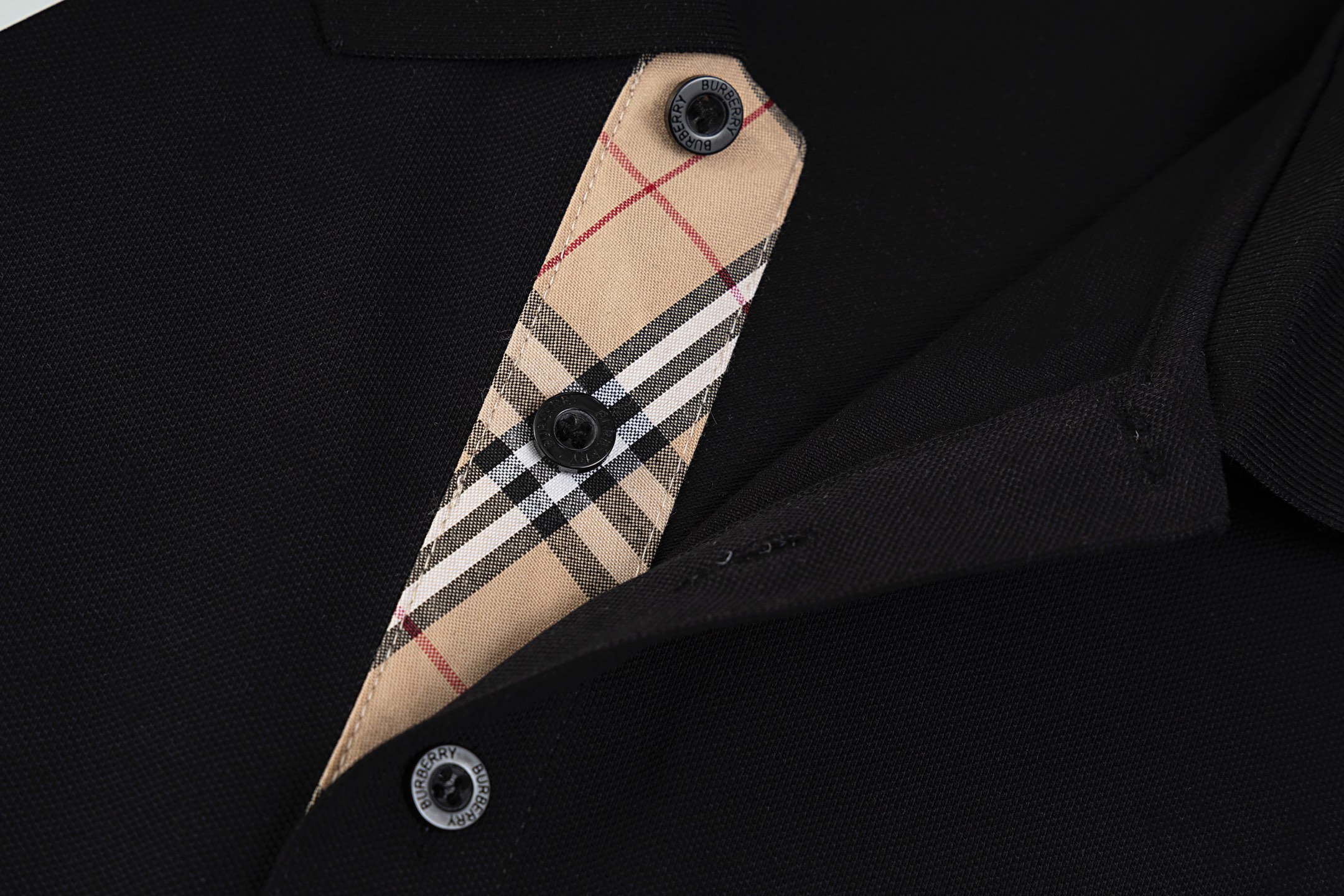 P95 Burberry/巴宝莉领子条纹撞色拼接纯色logo刺绣春夏新款男士时尚短袖Polo衫！夏季想要穿得减龄又显活力，必须要有一件polo衫，经典且百穿不厌的基础衫，男士夏日必备的百搭神品，无论你是商务办公还是休闲出行，它都能随心所欲的为你切换各种风格完美不挑场合与身形！，夏天穿非常凉快舒服面料触感爽滑舒适，轻薄透气，上身凉爽宜人，一点都不会觉得闷热，极致亲肤的穿着，做工与走线细节更是精湛到完美至极，男士高端首选！M-3XL
颜色:黑色