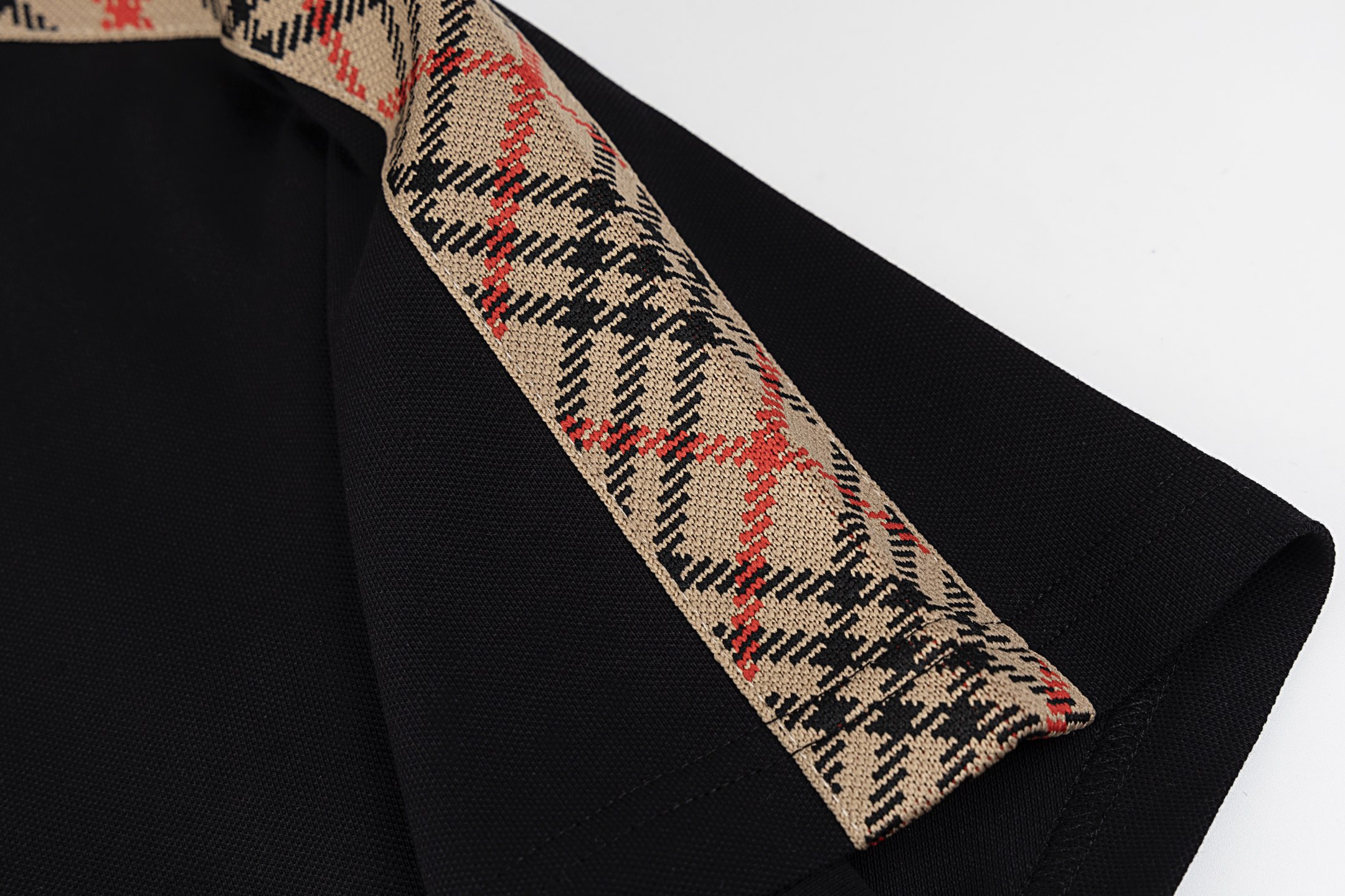 P95 Burberry/巴宝莉领子条纹撞色拼接纯色logo刺绣春夏新款男士时尚短袖Polo衫！夏季想要穿得减龄又显活力，必须要有一件polo衫，经典且百穿不厌的基础衫，男士夏日必备的百搭神品，无论你是商务办公还是休闲出行，它都能随心所欲的为你切换各种风格完美不挑场合与身形！，夏天穿非常凉快舒服面料触感爽滑舒适，轻薄透气，上身凉爽宜人，一点都不会觉得闷热，极致亲肤的穿着，做工与走线细节更是精湛到完美至极，男士高端首选！M-3XL
颜色:黑色