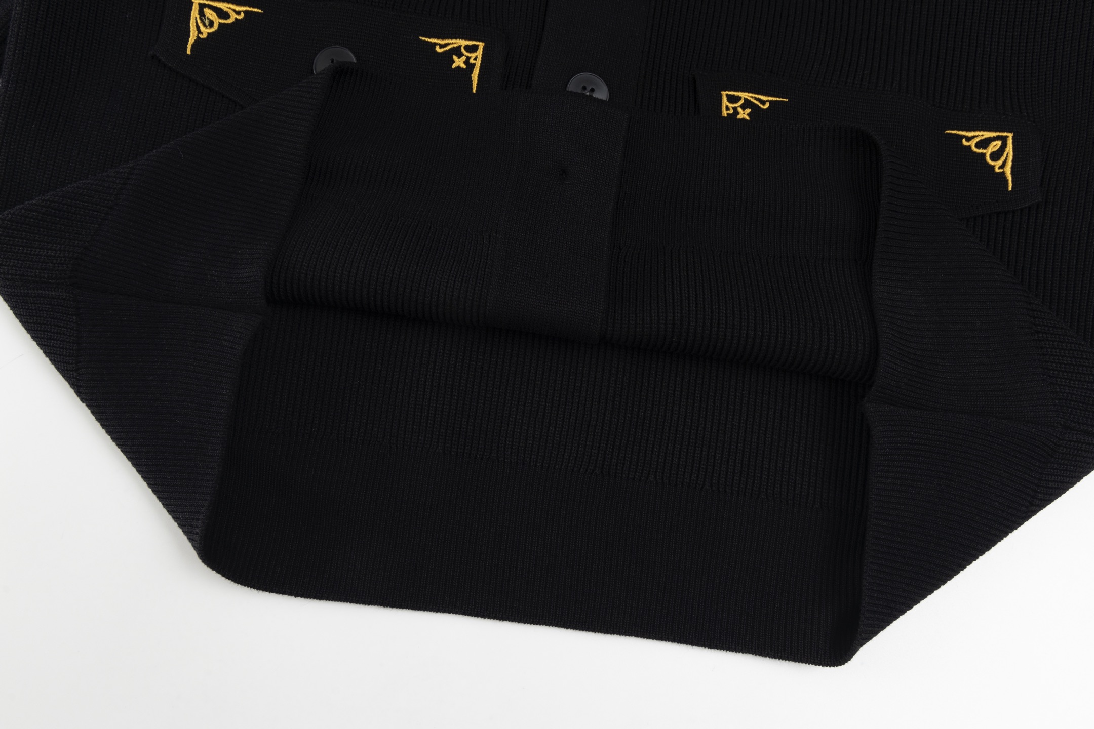 🅿️145
Louis Vuitton/路易威登 秋冬新款独家定制，开衫毛衣
全部对色定染含羊毛的棉纱线，柔软亲肤，双层针织很厚实，手感无敌好，拿到手里就能感受出它的质感❗️❗️随便一套就能出门很万能，盛装出席搭大衣穿着它上班也无违和感！高级感拿捏，减龄学院风！
颜色:黑色
尺码:M-2XL