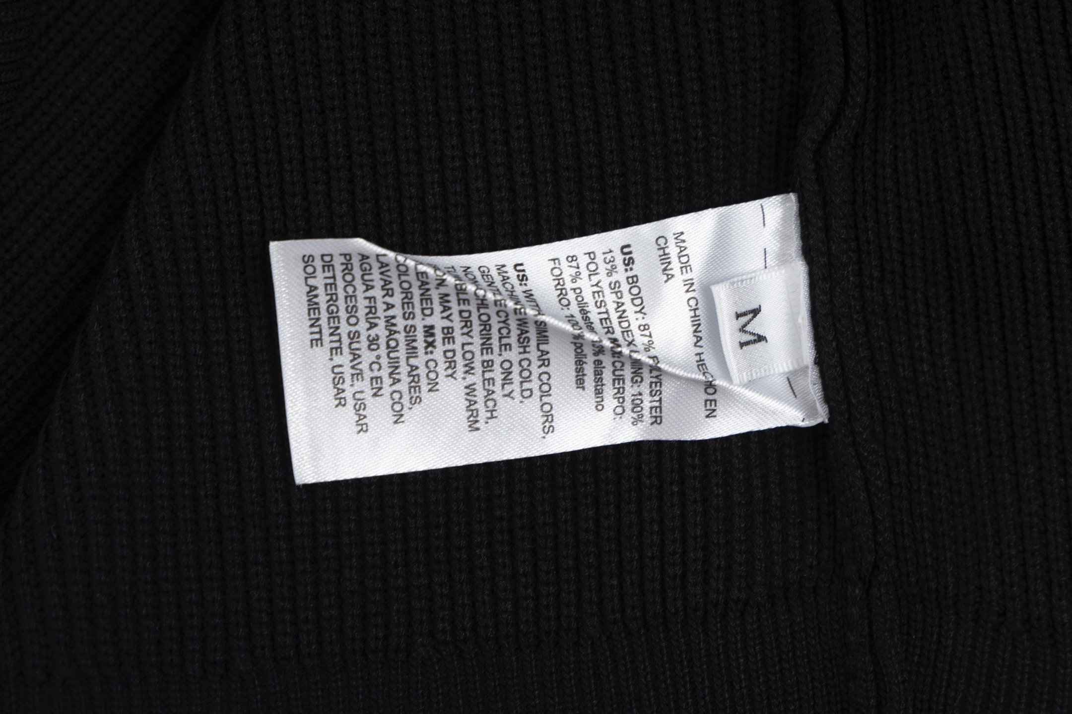 🅿️145
Louis Vuitton/路易威登 秋冬新款独家定制，开衫毛衣
全部对色定染含羊毛的棉纱线，柔软亲肤，双层针织很厚实，手感无敌好，拿到手里就能感受出它的质感❗️❗️随便一套就能出门很万能，盛装出席搭大衣穿着它上班也无违和感！高级感拿捏，减龄学院风！
颜色:黑色
尺码:M-2XL