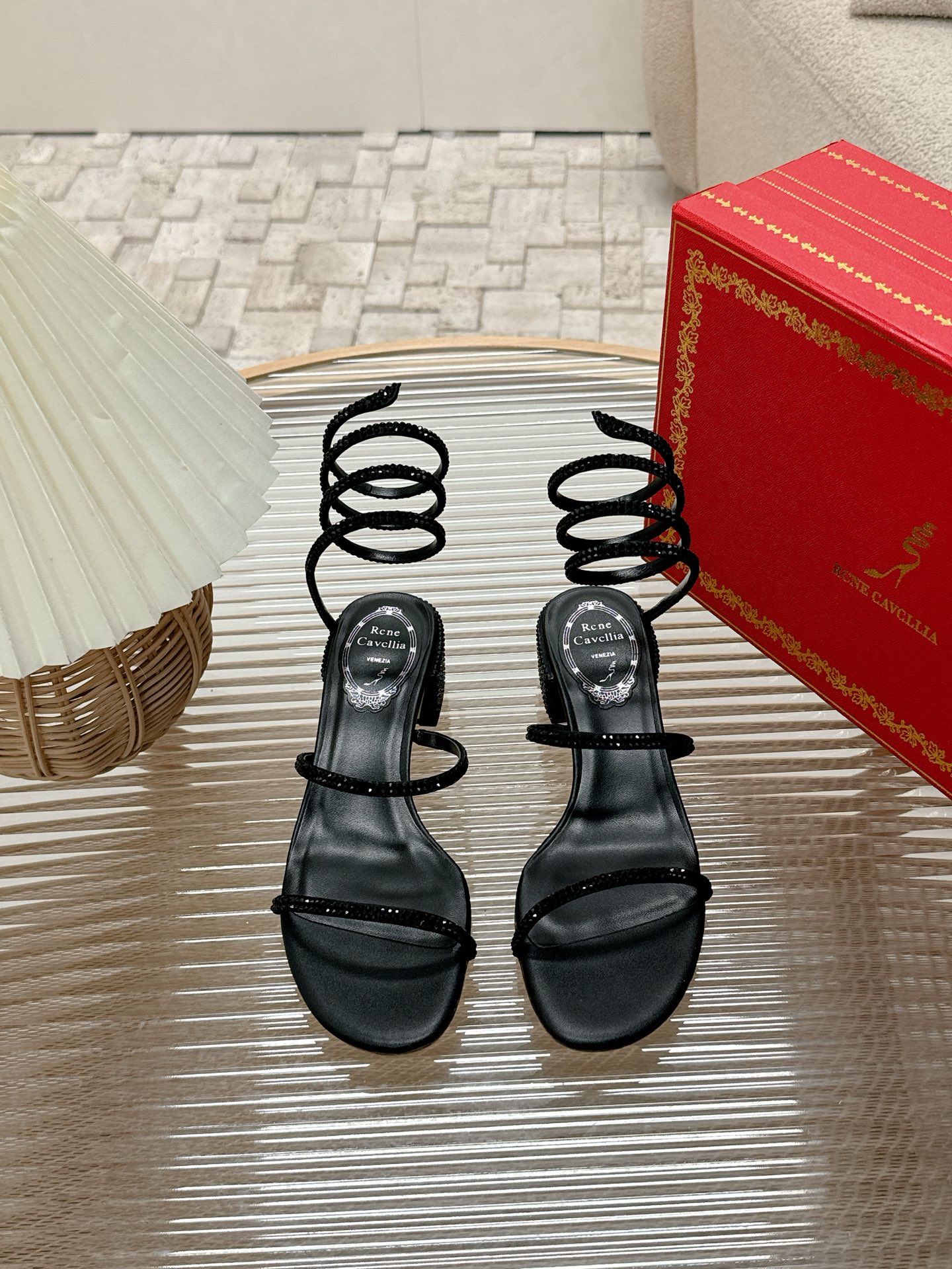 NO:264395,The upper of the Renecaovilla has exquisite diamond-set design, especially the snake-shaped design around the feet. Each strip is covered with diamonds. Bingbing is really super flashing. It feels like it is the queen when worn. Moreover, it has diamond-set design on the heel, which is full of details. This design really hits me too much. Heel height 4.5cm, size 34-41 (customized by 34.40.41), high heels, sandals, rene caovilla, sandals, high heels19860909高版  Renecaovilla 鞋面上有精致的镶钻设计,特别是那蛇形绕脚的设计,每一处条带都布满了钻,bingbing真的超级闪,感觉穿上它自己就是女王本王,而且它的后跟处也有镶钻,细节感满满,这种设计真的太戳我了. 跟高4.5cm 码数34-41（34.40.41定制）,高跟鞋凉鞋,rene caovilla,sandals,high heels,Women's Shoes