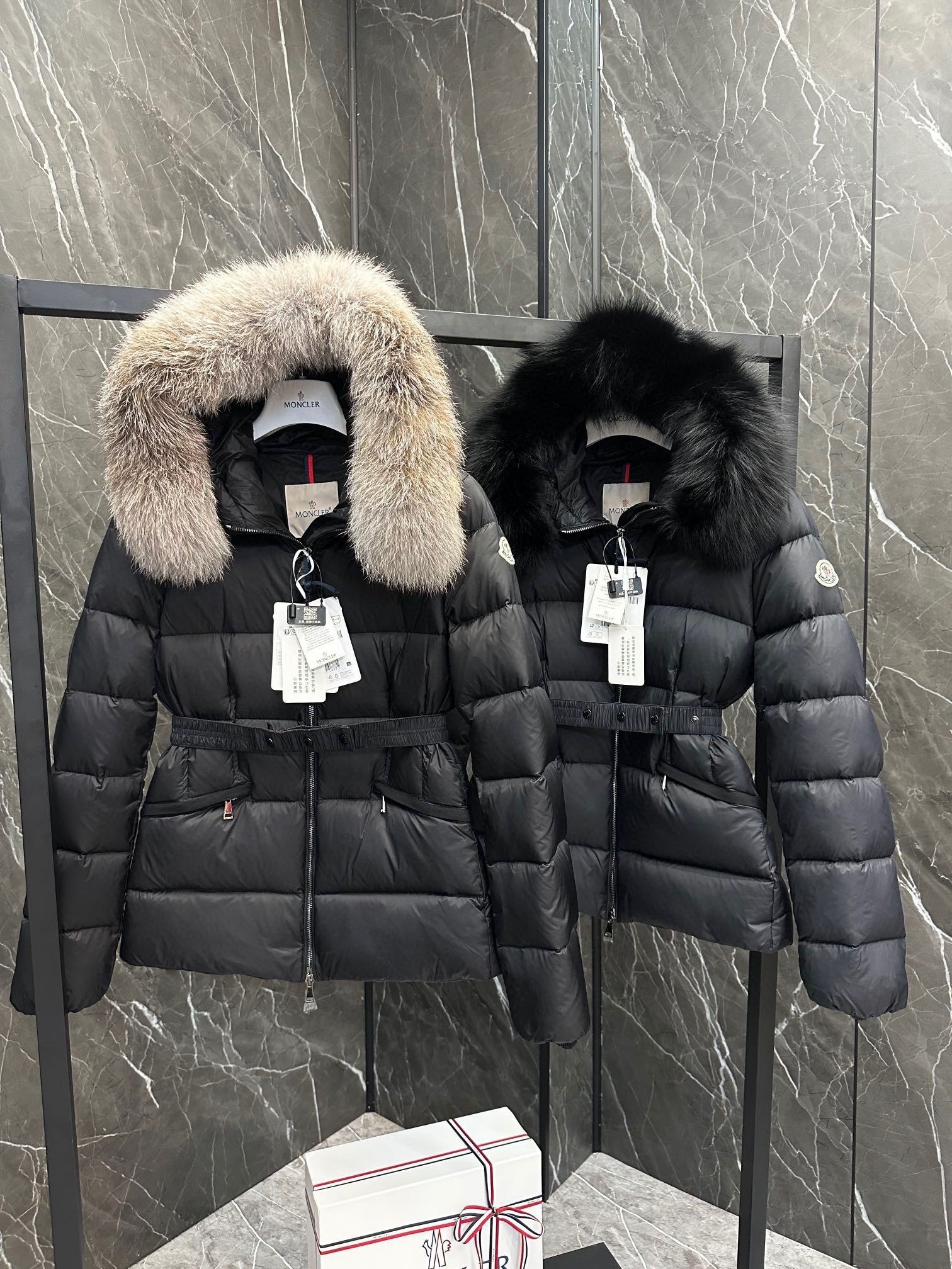Chaqueta corta Moncler Boed para mujer, cuello de zorro / cuello de lana / a la venta simultáneamente.
