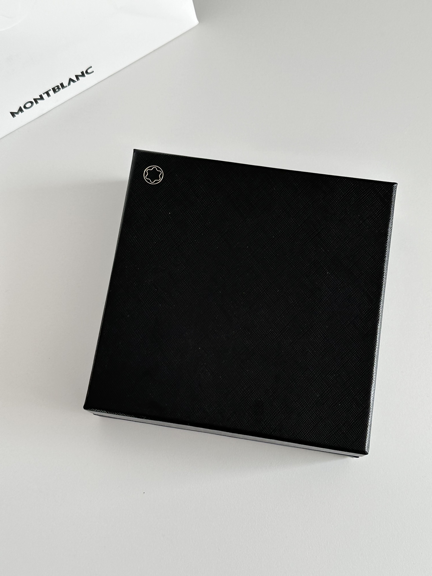Crafted from smooth-grain leather, this single-sided Montblanc belt - Comprehensive 2