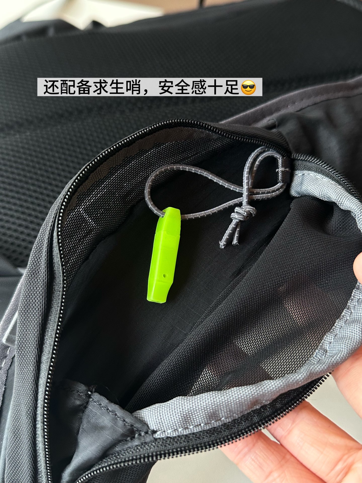 舒适背带，填充了透气衬垫，背负舒适，且带有胸带可以更好背负不晃动 7