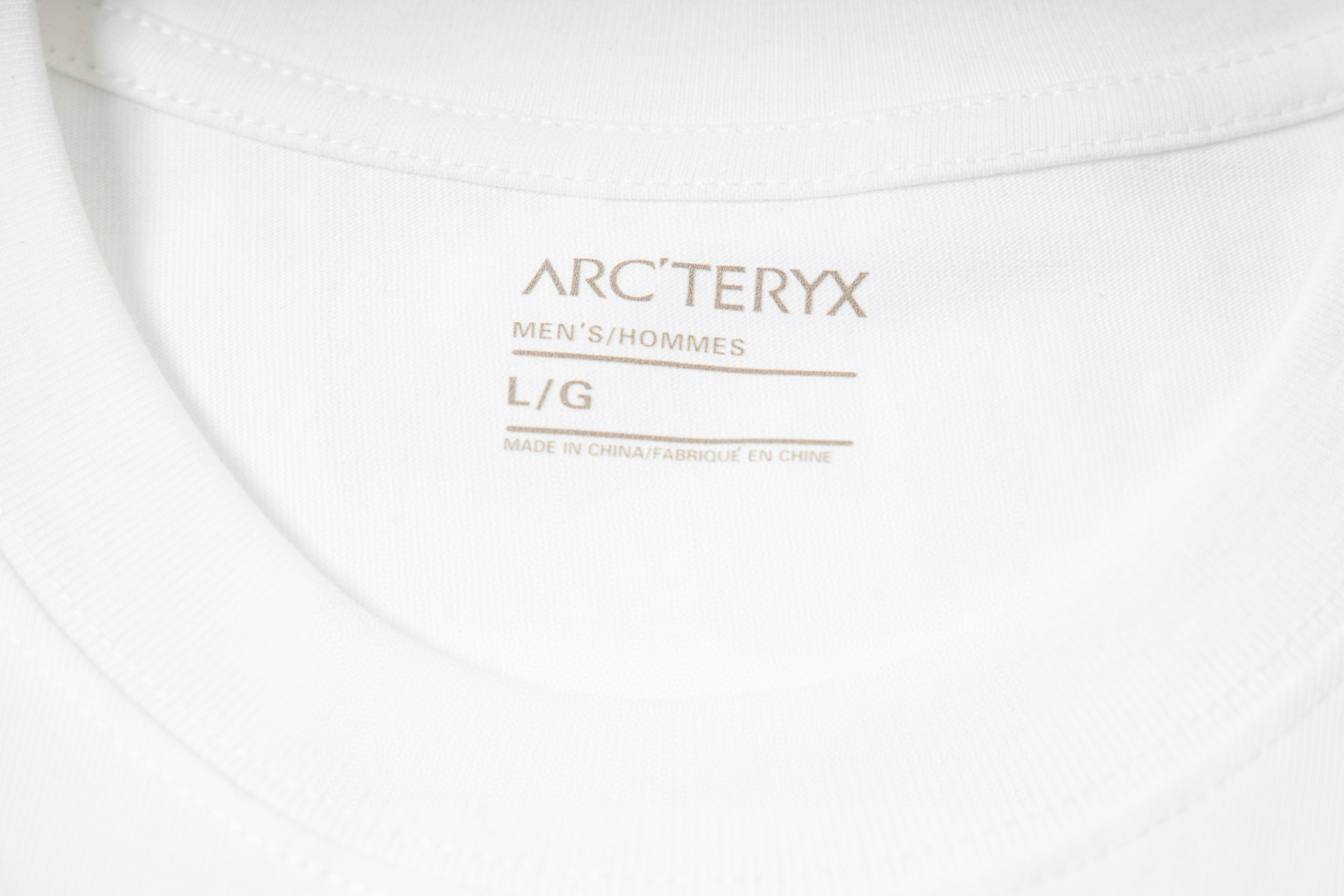 💰115
ARC'TERYX 始祖鸟 经典多彩鸟印花休闲情侣短袖T恤-顶级品质
Coler:黑色 白色
Size:M L XL 2X
Number:252250
采用260G 双纱纯棉面料 真正的爽滑棉
告别又薄又透的尴尬
加倍密度撑死立体廓形
高温预缩处理 非常重磅手感细腻
同缸定染螺纹无色差
整件做法采用三针五线工艺 领口 肩缝 袖缝双线
立体有质感保证与zp原版一致
图案采用进口机印花
层层印制 牢靠度高 不开裂不脱落 图案立体感十足
尊崇原版肩线剪裁
非市面看图做货品质 慢工出细活!
原版一致领标 水洗唛 吊牌 包装齐全
原版贴纸 扫码可进官网
【ARC'TERYX】
Arcteryx中文名始祖鸟,加拿大户外服饰品牌,1989年创立于加拿大温哥华。始祖鸟来自加拿大海岸山脉,植根高山的专业户外品牌,始终秉承对精湛设计和工艺孜孜以求的准则。从1989年创立至今,Arcteryx 始终不断在产品设计与做工上不惜工本,以满足始祖鸟的标准。品质、设计以及精简的理念造就了其良好的性能,并能满足严苛环境下的使用需求。