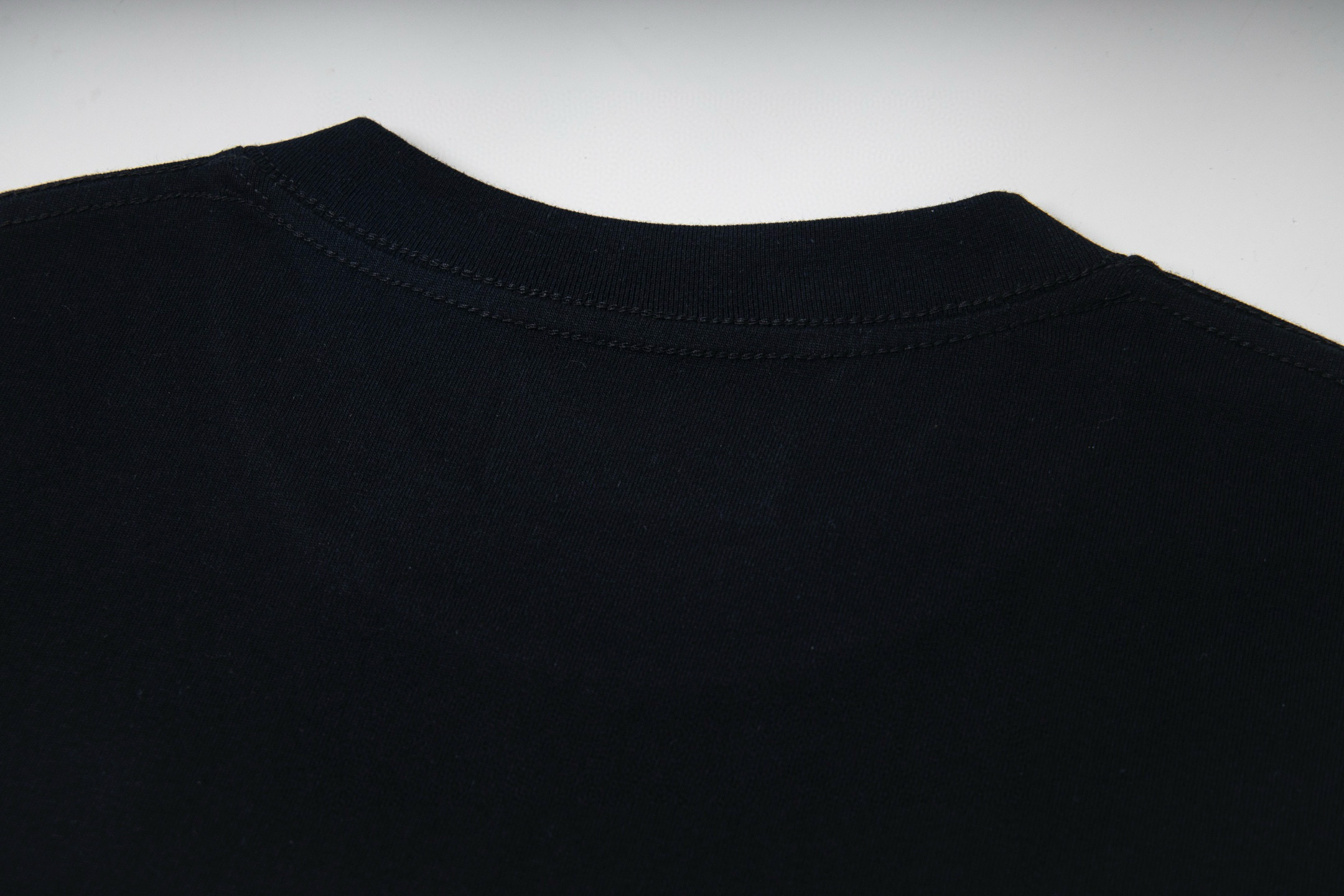 💰115
ARC'TERYX 始祖鸟 经典多彩鸟印花休闲情侣短袖T恤-顶级品质
Coler:黑色 白色
Size:M L XL 2X
Number:252250
采用260G 双纱纯棉面料 真正的爽滑棉
告别又薄又透的尴尬
加倍密度撑死立体廓形
高温预缩处理 非常重磅手感细腻
同缸定染螺纹无色差
整件做法采用三针五线工艺 领口 肩缝 袖缝双线
立体有质感保证与zp原版一致
图案采用进口机印花
层层印制 牢靠度高 不开裂不脱落 图案立体感十足
尊崇原版肩线剪裁
非市面看图做货品质 慢工出细活!
原版一致领标 水洗唛 吊牌 包装齐全
原版贴纸 扫码可进官网
【ARC'TERYX】
Arcteryx中文名始祖鸟,加拿大户外服饰品牌,1989年创立于加拿大温哥华。始祖鸟来自加拿大海岸山脉,植根高山的专业户外品牌,始终秉承对精湛设计和工艺孜孜以求的准则。从1989年创立至今,Arcteryx 始终不断在产品设计与做工上不惜工本,以满足始祖鸟的标准。品质、设计以及精简的理念造就了其良好的性能,并能满足严苛环境下的使用需求。